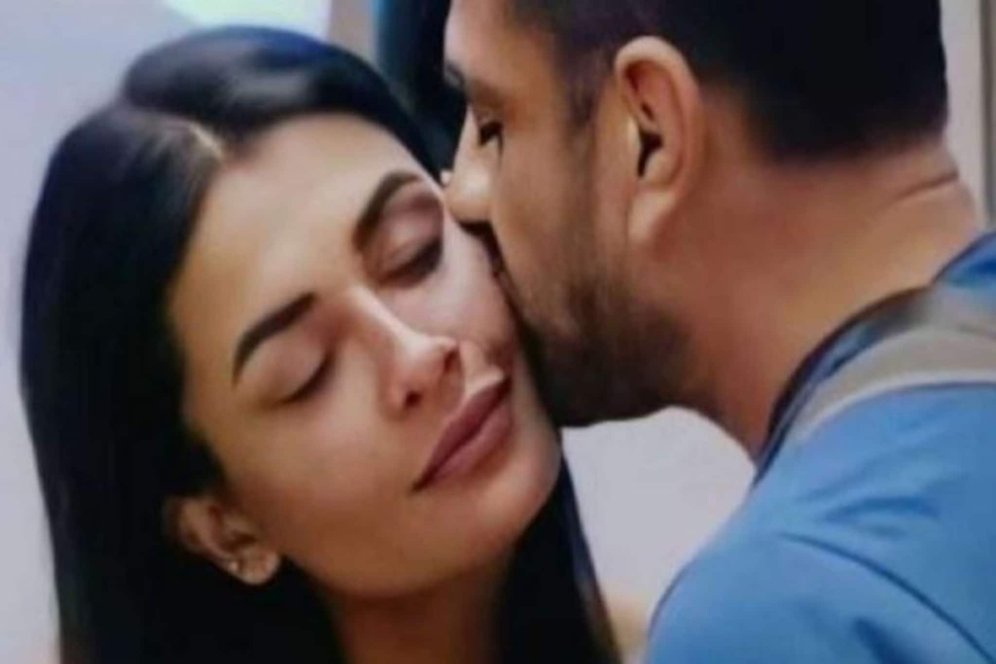 এক ঘরে থেকে জমে উঠেছে প্রেম! টিভির পর্দায় স্বীকার করে বসলেন ইজাজ! নায়িকা বললেন