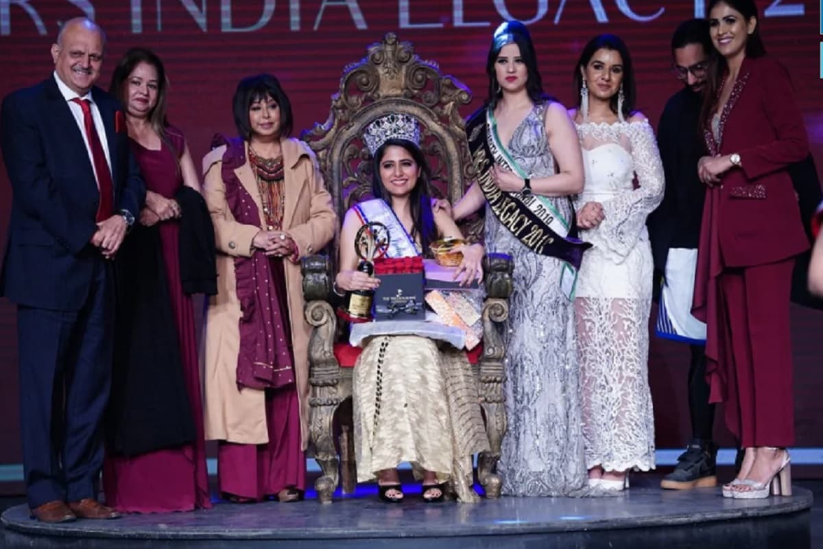 হরিয়ানার পানীপতের প্রিয়াঙ্কা জুনেজা বিগত ২ মাসে ১৩ কিলো ওজন কমিয়েছেন ৷ সব থেকে মজার বিষয় এটাই যে তিনি মিসেস ইন্ডিয়া-২০২০ প্রতিযোগিতায় অংশগ্রহণ করে জয় পেয়েছেন ৷ দুই সন্তানের যত্ন করেও প্রতিযোগিতায় অংশগ্রহণ ও প্রস্তুতি নিয়েচেন একই সঙ্গে কোভিড ১৯ সংক্রমণের মাঝেও অনলাইন প্রতিযোগিতায় অংশগ্রহণ করেন ৷ শেষ পর্যন্ত ২০০ প্রতিযোগীকে হারিয়ে প্রিয়াঙ্কা জয় পেয়েছেন ৷ হরিয়ানার পানীপতের প্রিয়াঙ্কা জুনেজা বিগত ২ মাসে ১৩ কিলো ওজন কমিয়েছেন ৷ সব থেকে মজার বিষয় এটাই যে তিনি মিসেস ইন্ডিয়া-২০২০ প্রতিযোগিতায় অংশগ্রহণ করে জয় পেয়েছেন ৷ দুই সন্তানের যত্ন করেও প্রতিযোগিতায় অংশগ্রহণ ও প্রস্তুতি নিয়েচেন একই সঙ্গে কোভিড ১৯ সংক্রমণের মাঝেও অনলাইন প্রতিযোগিতায় অংশগ্রহণ করেন ৷ শেষ পর্যন্ত ২০০ প্রতিযোগীকে হারিয়ে প্রিয়াঙ্কা জয় পেয়েছেন ৷