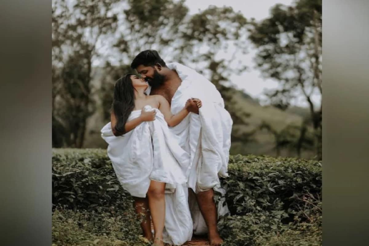 দু'জনের পোস্ট ওয়েডিং ছবিগুলি অত্যন্ত বোল্ড, হট ছবিতে কেঁপেছে সোশ্যাল মিডিয়া ৷ একটি চাদরের নীচে স্বামী স্ত্রী দুর্দান্ত ভঙ্গিতে রয়েছেন ৷ ছবি সৌজন্যে ইনস্টাগ্রাম ৷ দু'জনের পোস্ট ওয়েডিং ছবিগুলি অত্যন্ত বোল্ড, হট ছবিতে কেঁপেছে সোশ্যাল মিডিয়া ৷ একটি চাদরের নীচে স্বামী স্ত্রী দুর্দান্ত ভঙ্গিতে রয়েছেন ৷ ছবি সৌজন্যে ইনস্টাগ্রাম ৷