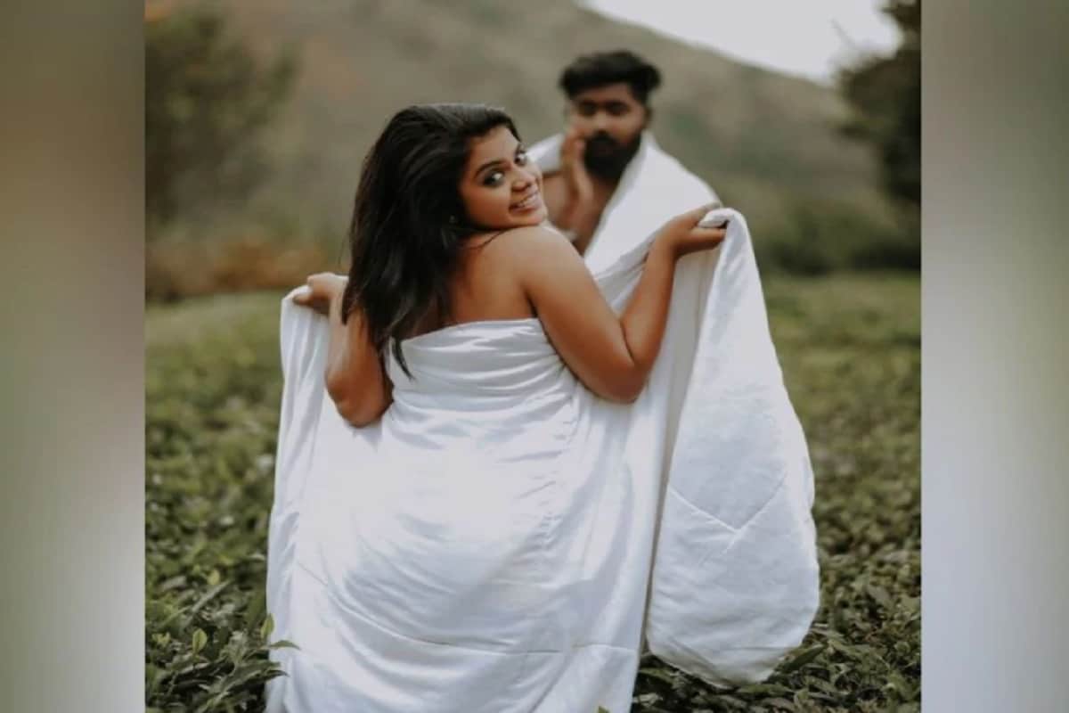 এই ছবির শ্যুটের বিষয়ে বলতে গিয়ে অফ শোল্ডার শার্ট পরেন ৷ ঘাড় ও পা দেখানো কোনও অশ্লীলতা নয় বলেই তিনি মনে করেন ৷ তবুও মানুষ এমন মন্তব্য করছেন যা দেখে ঋষি অত্যন্ত হয়রান ৷ ছবি সৌজন্যে ইনস্টাগ্রাম ৷ এই ছবির শ্যুটের বিষয়ে বলতে গিয়ে অফ শোল্ডার শার্ট পরেন ৷ ঘাড় ও পা দেখানো কোনও অশ্লীলতা নয় বলেই তিনি মনে করেন ৷ তবুও মানুষ এমন মন্তব্য করছেন যা দেখে ঋষি অত্যন্ত হয়রান ৷ ছবি সৌজন্যে ইনস্টাগ্রাম ৷