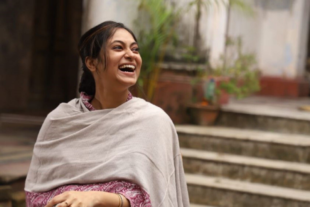 •১৯৬৫ সালে বাদল সরকারের লেখা এই নাটকটি ২০২১ এও প্রাসঙ্গিক করে তোলার চেষ্টা করেছেন বাপ্পা। পরিচালক আশাবাদী, যে বর্তমান সময়ে দাঁড়িয়ে এইরকম ছবির প্রয়োজনীয়তা বেশ রয়েছে। একদম অন্যধারার এই ছবি। প্রথম ছবিতেই এমন এক জটিল গল্প নিয়ে কাজ করার সাহসীকতাকে সাধুবাদ জানাতেই হয় তাঁকে । •১৯৬৫ সালে বাদল সরকারের লেখা এই নাটকটি ২০২১ এও প্রাসঙ্গিক করে তোলার চেষ্টা করেছেন বাপ্পা। পরিচালক আশাবাদী, যে বর্তমান সময়ে দাঁড়িয়ে এইরকম ছবির প্রয়োজনীয়তা বেশ রয়েছে। একদম অন্যধারার এই ছবি। প্রথম ছবিতেই এমন এক জটিল গল্প নিয়ে কাজ করার সাহসীকতাকে সাধুবাদ জানাতেই হয় তাঁকে ।