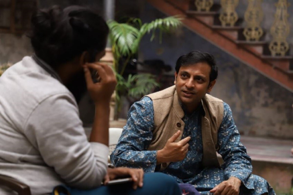 •বাপ্পার প্রথম ছবি ‘শহরের উপকথা ’ নিয়ে পরিচালক বললেন, 'আমি কেন বাদল সরকারের নাটক 'বাকি ইতিহাস' নিয়ে ছবি তৈরি করলাম, তার পিছনে অনেক কারণ আছে। নাটকটি লেখা হয়েছে ১৯৬৫ সালে, কিন্তু আজ ২০২১ -এও খুবই প্রাসঙ্গিক। সামাজিক অবক্ষয়ের গল্প বলে এই নাটক। আমাদের জীবনে নিজেদের প্রতিদিনের রুটিং এর বাইরেও অনেক কিছুই ঘটে চলেছে। ঘটে যাওয়া নানা অন্যায়ে, আমরা শুধুই সোশ্যাল মিডিয়ায় প্রতিবাদ করছি। কিংবা আমাদের কিছুই করার নেই বলে পাশ কাটিয়ে চলে যাচ্ছি। শুধু নিজেদের সার্থসিদ্ধির জন্য দৈনন্দিন জীবনযাত্রার বাইরে বেরিয়ে যে সকল কর্মকাণ্ড সমাজকে অবলীলায় ধ্বংসের দিকে ঠেলে দিচ্ছে তার বীরুদ্ধে কিছুই কী করার নেই আমাদের? সেই কথাই বলে এই গল্প।' •বাপ্পার প্রথম ছবি ‘শহরের উপকথা ’ নিয়ে পরিচালক বললেন, 'আমি কেন বাদল সরকারের নাটক 'বাকি ইতিহাস' নিয়ে ছবি তৈরি করলাম, তার পিছনে অনেক কারণ আছে। নাটকটি লেখা হয়েছে ১৯৬৫ সালে, কিন্তু আজ ২০২১ -এও খুবই প্রাসঙ্গিক। সামাজিক অবক্ষয়ের গল্প বলে এই নাটক। আমাদের জীবনে নিজেদের প্রতিদিনের রুটিং এর বাইরেও অনেক কিছুই ঘটে চলেছে। ঘটে যাওয়া নানা অন্যায়ে, আমরা শুধুই সোশ্যাল মিডিয়ায় প্রতিবাদ করছি। কিংবা আমাদের কিছুই করার নেই বলে পাশ কাটিয়ে চলে যাচ্ছি। শুধু নিজেদের সার্থসিদ্ধির জন্য দৈনন্দিন জীবনযাত্রার বাইরে বেরিয়ে যে সকল কর্মকাণ্ড সমাজকে অবলীলায় ধ্বংসের দিকে ঠেলে দিচ্ছে তার বীরুদ্ধে কিছুই কী করার নেই আমাদের? সেই কথাই বলে এই গল্প।'