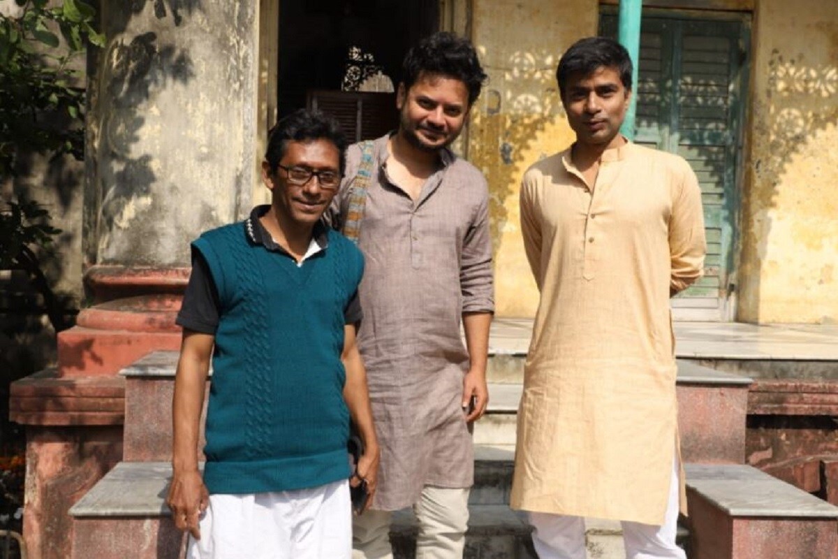 •পরিচলক আরও বললেন, 'অর্থনৈতিক ও যৌনজীবনে সমস্যার মধ্যে থেকে মানুষ প্রতিদিন নিজেদের মৃত্যুর পথ সুপ্রসস্থ করছে, আর তাই নিজেদের বেঁচে থাকার উদ্দেশ্যকে কোথাও ভুলে গিয়ে, বেঁচে থাকছেন কোনও মতে যাকে মরে বেঁচে থাকাও বলে। যদি বেঁচে থাকতে হয় তাহলে বাঁচার মতো করে বাঁচব, না হলে মরে যাব। মূলত মানুষের কঠিন বিবেককে আয়নার মত করে তুলে ধরার চেষ্টা করেছি। এই ছবি বানানো সফল হবে তখনই যখন দর্শক এই সত্যিটার সম্মুখীন হবেন। মহাভারতে নিশাদ আর তার সন্তানদের পুড়িয়ে হত্যা করা থেকে সিরিয়ার ক্ষুধার্ত লক্ষ লক্ষ শিশুর যন্ত্রণা আজ কঠিন বাস্তব! এটাই গোটা পৃথিবীর বাকি ইতিহাস।' •পরিচলক আরও বললেন, 'অর্থনৈতিক ও যৌনজীবনে সমস্যার মধ্যে থেকে মানুষ প্রতিদিন নিজেদের মৃত্যুর পথ সুপ্রসস্থ করছে, আর তাই নিজেদের বেঁচে থাকার উদ্দেশ্যকে কোথাও ভুলে গিয়ে, বেঁচে থাকছেন কোনও মতে যাকে মরে বেঁচে থাকাও বলে। যদি বেঁচে থাকতে হয় তাহলে বাঁচার মতো করে বাঁচব, না হলে মরে যাব। মূলত মানুষের কঠিন বিবেককে আয়নার মত করে তুলে ধরার চেষ্টা করেছি। এই ছবি বানানো সফল হবে তখনই যখন দর্শক এই সত্যিটার সম্মুখীন হবেন। মহাভারতে নিশাদ আর তার সন্তানদের পুড়িয়ে হত্যা করা থেকে সিরিয়ার ক্ষুধার্ত লক্ষ লক্ষ শিশুর যন্ত্রণা আজ কঠিন বাস্তব! এটাই গোটা পৃথিবীর বাকি ইতিহাস।'