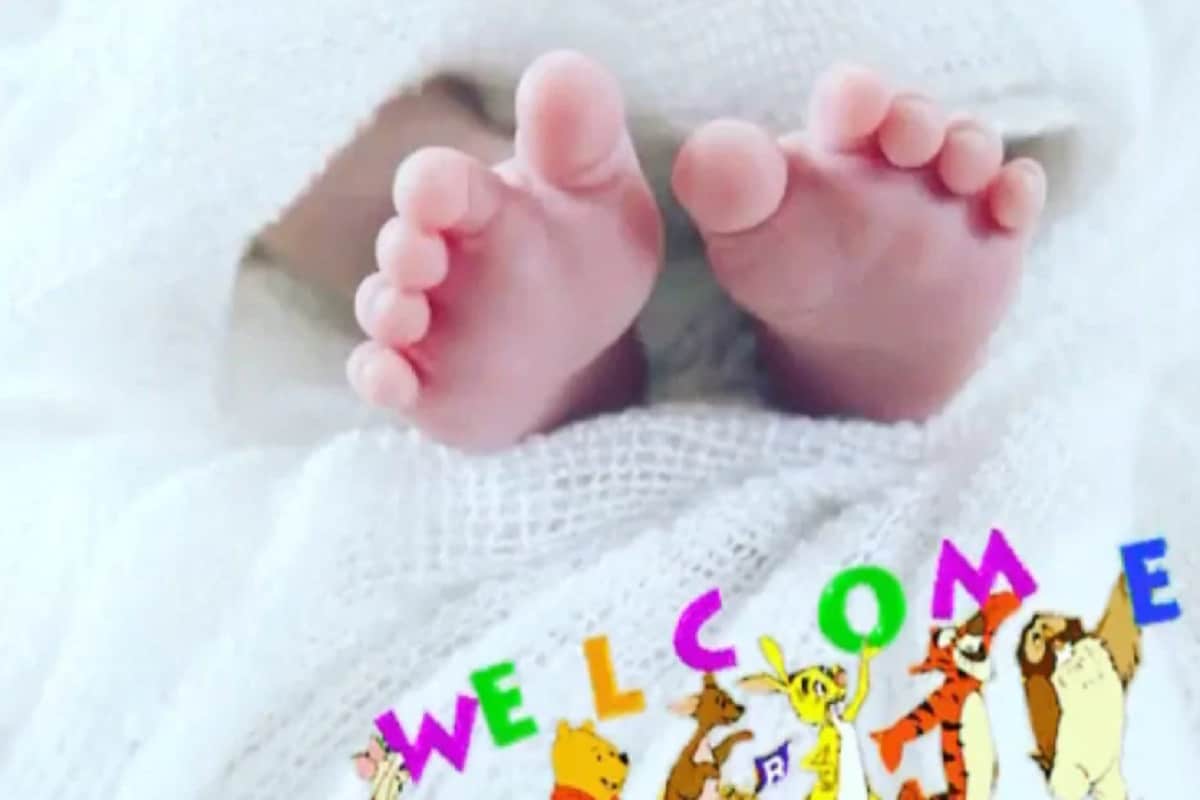 বিরাটের পোস্টের পরেই ভাই বিকাশ কোহলি একটি ছবি সোশ্যাল মিডিয়ায় শেয়ার করেছেন ৷ সেই ছবিতে বিরাটের মেয়ের শুধু দুটো পা দেখতে পাওয়া গিয়েছে ৷ ছবি সৌজন্যে ইনস্টাগ্রাম ৷ বিরাটের পোস্টের পরেই ভাই বিকাশ কোহলি একটি ছবি সোশ্যাল মিডিয়ায় শেয়ার করেছেন ৷ সেই ছবিতে বিরাটের মেয়ের শুধু দুটো পা দেখতে পাওয়া গিয়েছে ৷ ছবি সৌজন্যে ইনস্টাগ্রাম ৷