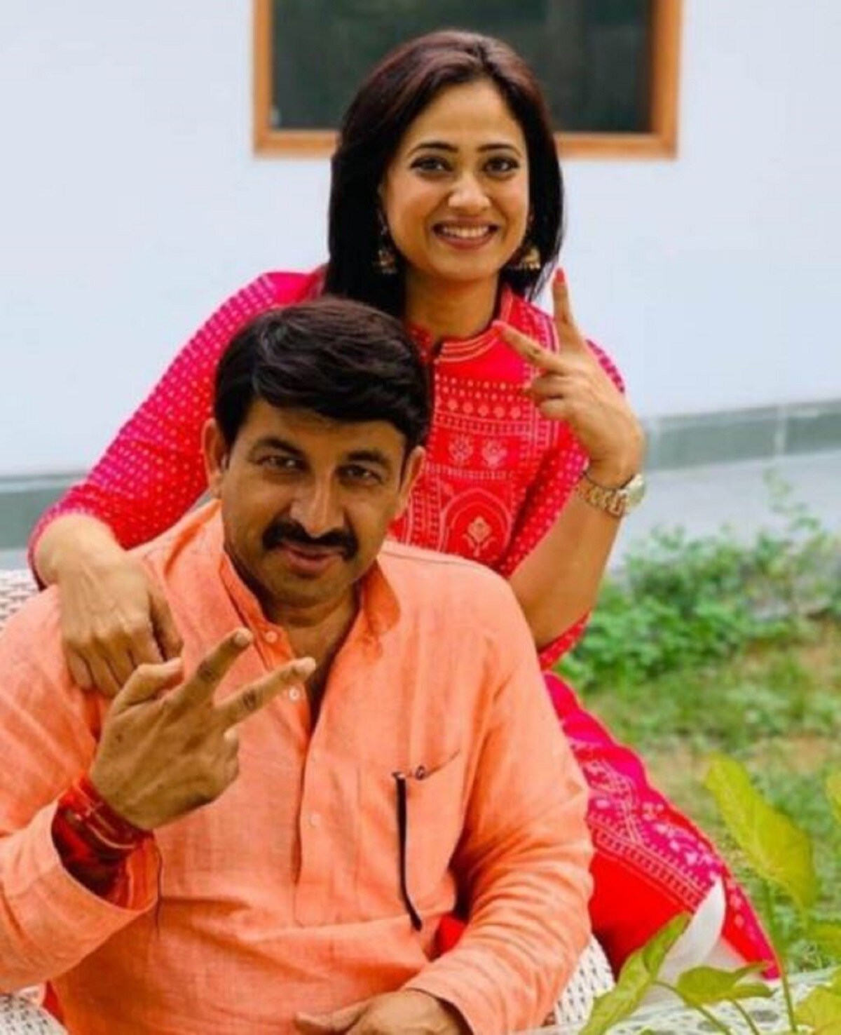 •মনোজ তিওয়ারি একটি সাক্ষাৎকারে বলেছিলেন যে, তিনি কখনই তাঁর প্রথম স্ত্রীর থেকে আলাদা হতে চান না। তবে তাদের মধ্যে মনমালিন্যের কারণে দু’জন আলাদা হয়ে যান। রানী তাঁকে ডিভোর্স দিতে বাধ্য করেছিলেন। এমন পরিস্থিতিতে মনোজ তিওয়ারির বিবাহ বিচ্ছেদের কারণ নিয়ে বহুবার আলোচনা হয়েছিল। জল্পনাও হয় যে, শ্বেতা তিওয়ারির কারণে রানী মনোজ তিওয়ারীর উপর চরম ক্ষুদ্ধ ছিলেন এবং শ্বেতার কারণে তিনি মনোজ তিওয়ারি থেকে আলাদা হওয়ার সিদ্ধান্ত নিয়েছিলেন। •মনোজ তিওয়ারি একটি সাক্ষাৎকারে বলেছিলেন যে, তিনি কখনই তাঁর প্রথম স্ত্রীর থেকে আলাদা হতে চান না। তবে তাদের মধ্যে মনমালিন্যের কারণে দু’জন আলাদা হয়ে যান। রানী তাঁকে ডিভোর্স দিতে বাধ্য করেছিলেন। এমন পরিস্থিতিতে মনোজ তিওয়ারির বিবাহ বিচ্ছেদের কারণ নিয়ে বহুবার আলোচনা হয়েছিল। জল্পনাও হয় যে, শ্বেতা তিওয়ারির কারণে রানী মনোজ তিওয়ারীর উপর চরম ক্ষুদ্ধ ছিলেন এবং শ্বেতার কারণে তিনি মনোজ তিওয়ারি থেকে আলাদা হওয়ার সিদ্ধান্ত নিয়েছিলেন।
