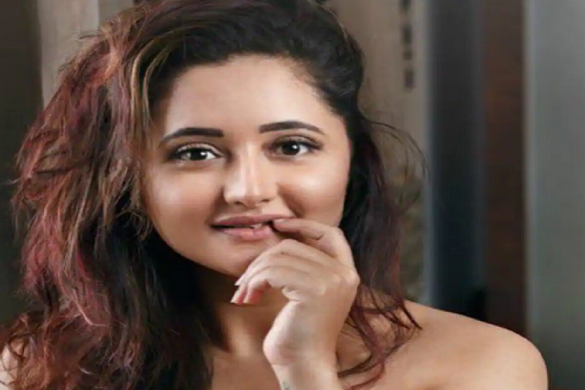 ছোট পর্দার জনপ্রিয় মুখ রশ্মি দেশাই সোশ্যাল মিডিয়ার অন্যতম পরিচিত মুখ ৷ তিনি ভক্তদের মাঝে সব সময়েই এক চর্চার বিষয় ৷ প্রায় প্রতিদিনই তাঁর নিত্য নতুন ছবি শেয়ার করতে দেখতে পাওয়া যায় ৷ সম্প্রতি রশ্মি দেশাইয়ের ছবি ভাইরাল হওয়ার পরেই ঘরে বাইরে চর্চা শুরু হয়েছে ৷ তাঁর সেই অবতার দেখে সবাই চমকে গিয়েছেন ৷ একটি ভিডিও শেয়ার করেচেন যা দেখে রাতের ঘুম কেড়েছে বেশ কয়েক জনের কেননা ভিডিওতে দেখতে পাওয়া গিয়েছে রশ্মি দেশাইয়ের সারা মুখ জুড়েই শুধু ট্যাটু ৷ রশ্মির এই অবতার সম্ভবত এই প্রথমবার দেখতে পাওয়া গিয়েছে ৷ ছবি সৌজন্যে ইনস্টাগ্রাম ৷ ছোট পর্দার জনপ্রিয় মুখ রশ্মি দেশাই সোশ্যাল মিডিয়ার অন্যতম পরিচিত মুখ ৷ তিনি ভক্তদের মাঝে সব সময়েই এক চর্চার বিষয় ৷ প্রায় প্রতিদিনই তাঁর নিত্য নতুন ছবি শেয়ার করতে দেখতে পাওয়া যায় ৷ সম্প্রতি রশ্মি দেশাইয়ের ছবি ভাইরাল হওয়ার পরেই ঘরে বাইরে চর্চা শুরু হয়েছে ৷ তাঁর সেই অবতার দেখে সবাই চমকে গিয়েছেন ৷ একটি ভিডিও শেয়ার করেচেন যা দেখে রাতের ঘুম কেড়েছে বেশ কয়েক জনের কেননা ভিডিওতে দেখতে পাওয়া গিয়েছে রশ্মি দেশাইয়ের সারা মুখ জুড়েই শুধু ট্যাটু ৷ রশ্মির এই অবতার সম্ভবত এই প্রথমবার দেখতে পাওয়া গিয়েছে ৷ ছবি সৌজন্যে ইনস্টাগ্রাম ৷