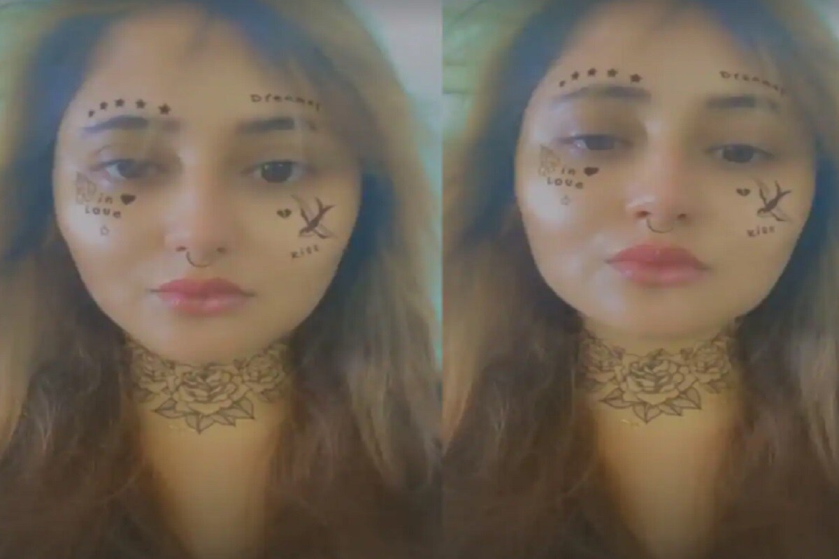 রশ্মি দেশাইয়ের ইনস্টাগ্রামে শেয়ার করা ভিডিও-র স্ক্রিনশর্ট দেখতে পাওয়া গিয়েছে ৷ মুখের মধ্যে বেশ কিছু ট্যাটু আঁকা আছে ৷ চোখের নীচ থেকে গলা পর্যন্ত নকশায় ভরা ৷ ছবি দেখে মনেই হয়েছে যে রশ্মি দেশাই এক্কেবারে বিন্দাস ভঙ্গিতে আছেন ৷ ছবি সৌজন্যে ইনস্টাগ্রাম ৷ রশ্মি দেশাইয়ের ইনস্টাগ্রামে শেয়ার করা ভিডিও-র স্ক্রিনশর্ট দেখতে পাওয়া গিয়েছে ৷ মুখের মধ্যে বেশ কিছু ট্যাটু আঁকা আছে ৷ চোখের নীচ থেকে গলা পর্যন্ত নকশায় ভরা ৷ ছবি দেখে মনেই হয়েছে যে রশ্মি দেশাই এক্কেবারে বিন্দাস ভঙ্গিতে আছেন ৷ ছবি সৌজন্যে ইনস্টাগ্রাম ৷