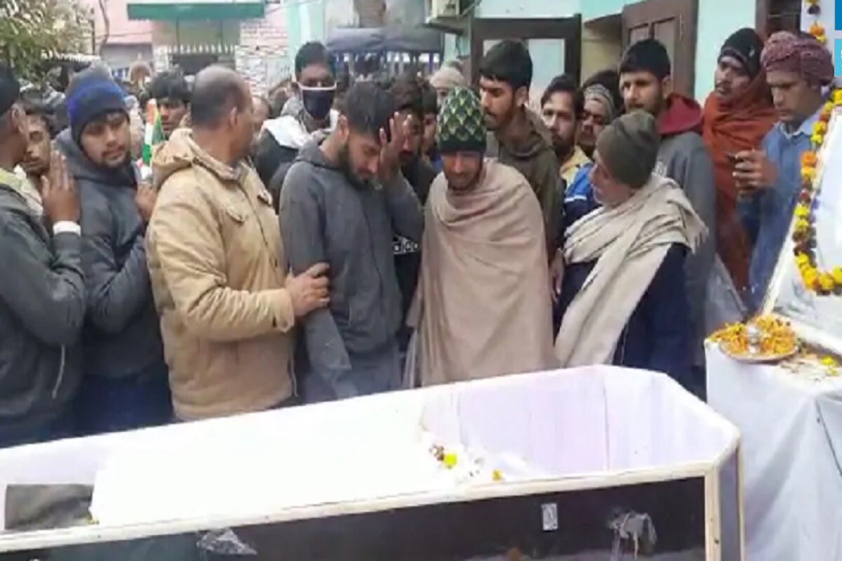 বীর জওয়ানের নিথর দেহ যখন বাড়িতে নিয়ে যাওয়া হয়েছে তখনই কলোনির সবাই কান্নায় ভেঙে পড়েছেন ৷ এলাকার মানুষ সম্মান প্রদান করেছেন তাঁর চোখের মণিকে ৷ বিশাল সংখ্যক মানুষের উপস্থিতিতে চোখের জলে বিদায় জানানো হয়েছে ঘরের ছেলেকে ৷ বীর জওয়ানের নিথর দেহ যখন বাড়িতে নিয়ে যাওয়া হয়েছে তখনই কলোনির সবাই কান্নায় ভেঙে পড়েছেন ৷ এলাকার মানুষ সম্মান প্রদান করেছেন তাঁর চোখের মণিকে ৷ বিশাল সংখ্যক মানুষের উপস্থিতিতে চোখের জলে বিদায় জানানো হয়েছে ঘরের ছেলেকে ৷