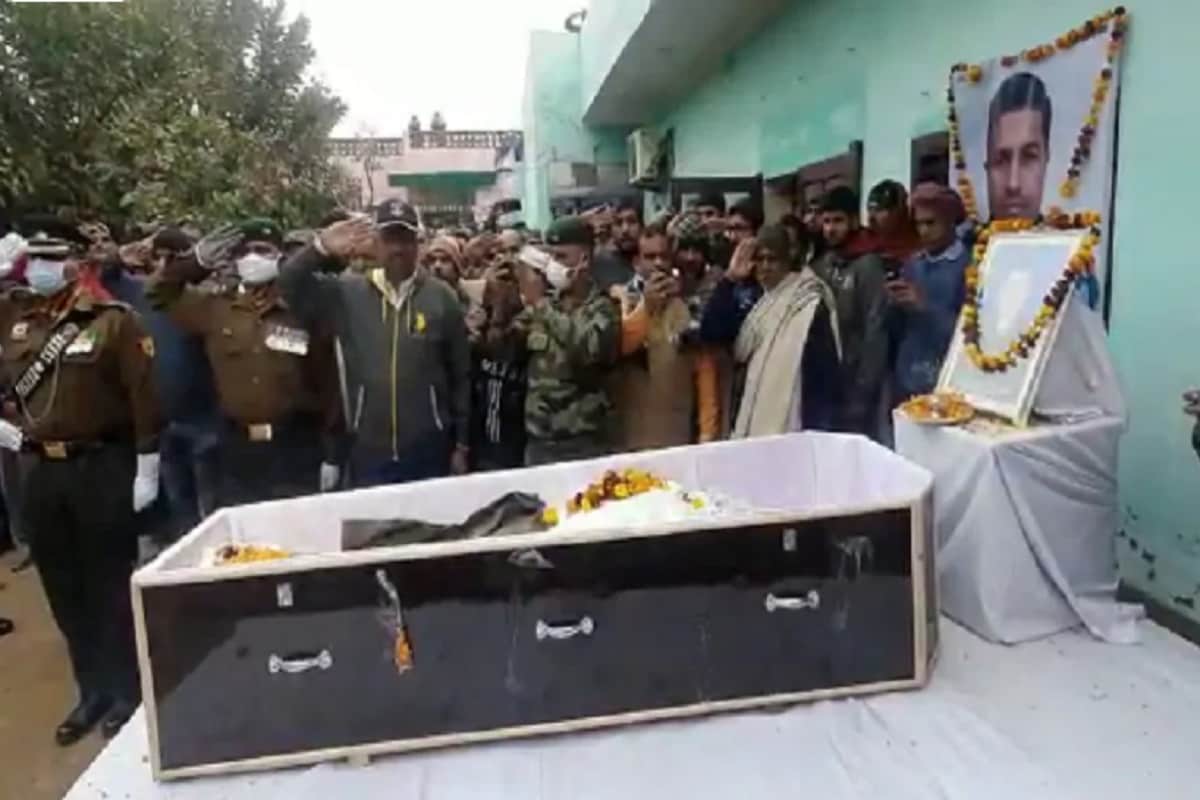 গ্রামের বাড়িতে মৃতদেহ পৌছতেই কান্নার রোল পড়েছিল ৷ সবাই শেষ সম্মান জানালেও মন থেকে কোনও ভাবেই মেনে নেওয়া যায় বীর সন্তানের বিদায় ৷ বারেবারে চোখ ভরিয়ে তুলছে, পড়শি থেকে আত্মীয় স্বজনেরা যেন বিশ্বাসই করতে পারছেন না যে তাঁদের সন্তান আর নেই ৷ গ্রামের বাড়িতে মৃতদেহ পৌছতেই কান্নার রোল পড়েছিল ৷ সবাই শেষ সম্মান জানালেও মন থেকে কোনও ভাবেই মেনে নেওয়া যায় বীর সন্তানের বিদায় ৷ বারেবারে চোখ ভরিয়ে তুলছে, পড়শি থেকে আত্মীয় স্বজনেরা যেন বিশ্বাসই করতে পারছেন না যে তাঁদের সন্তান আর নেই ৷
