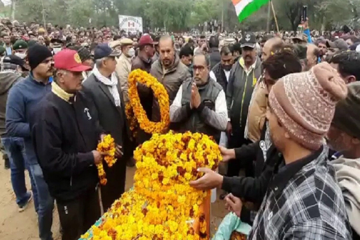 অন্যদিকে শহিদ জওয়ানের স্ত্রী রাজবন্তী জানিয়েছেন স্বামীর শৌর্যে গর্বিত তিনি, দুই সন্তানকেই ভারতীয় সেনাবাহিনীতে দেশের সেবা করতে পাঠাবেন তিনি ৷ অন্যদিকে শহিদ জওয়ানের স্ত্রী রাজবন্তী জানিয়েছেন স্বামীর শৌর্যে গর্বিত তিনি, দুই সন্তানকেই ভারতীয় সেনাবাহিনীতে দেশের সেবা করতে পাঠাবেন তিনি ৷