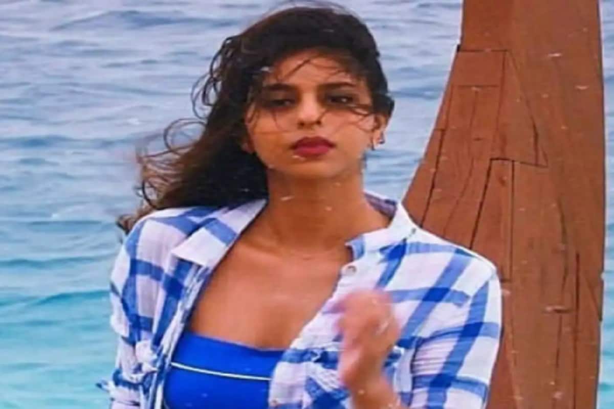 শাহরুখ খানের মেয়ে সুহানা খান ৷ সর্বত্রই সোশ্যাল মিডিয়ায় অত্যন্ত সক্রিয় থাকেন ৷ নিত্য নতুন পোস্টের কারণেই শাহরুখ কন্যা সবার চর্চায় থাকেন ৷ একথা সত্যি যে সুহানা এখনও বলিউডে পা রাখেননি ৷ কিন্তু ফ্যান ফলোয়িং কোনও সুপারস্টারের থেকে কোনও অংশে কম নয় ৷ তাঁ ছবিগুলি সব সময়েই নজর কাড়ে ৷ ইদানিং সুহানার বোল্ড ছবি সোশ্যাল মিডিয়ায় ঝড় তুলেছে ৷ ছবি সৌজন্যে ইনস্টাগ্রাম ৷ শাহরুখ খানের মেয়ে সুহানা খান ৷ সর্বত্রই সোশ্যাল মিডিয়ায় অত্যন্ত সক্রিয় থাকেন ৷ নিত্য নতুন পোস্টের কারণেই শাহরুখ কন্যা সবার চর্চায় থাকেন ৷ একথা সত্যি যে সুহানা এখনও বলিউডে পা রাখেননি ৷ কিন্তু ফ্যান ফলোয়িং কোনও সুপারস্টারের থেকে কোনও অংশে কম নয় ৷ তাঁ ছবিগুলি সব সময়েই নজর কাড়ে ৷ ইদানিং সুহানার বোল্ড ছবি সোশ্যাল মিডিয়ায় ঝড় তুলেছে ৷ ছবি সৌজন্যে ইনস্টাগ্রাম ৷