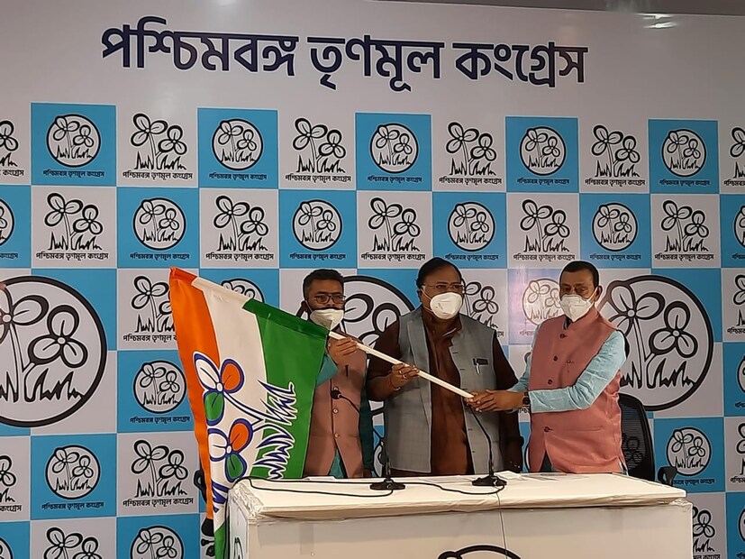 *সৌরভের পাশাপাশি এ দিন শাষকদলের ব্যাটন হাতে তুলে নিয়েছেন বিজেপি ত্যাগী নিউটন মজুমদার। নিউটন পেশায় শিক্ষক, সমাজসেবী। তিনি কালনা বিধানসভার  বিজেপি প্রার্থী হয়েছিলেন ২০১৬ সালে।