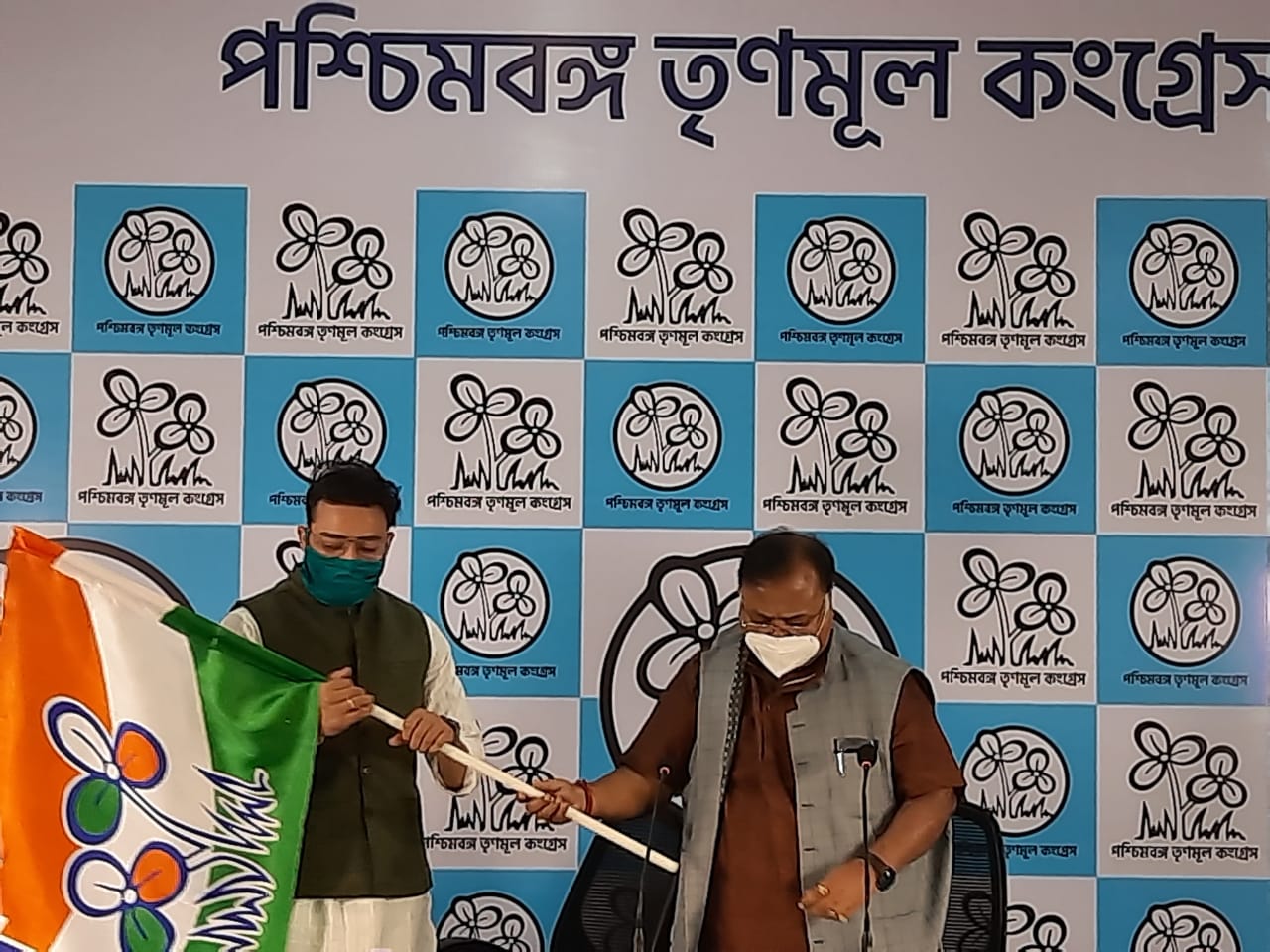 *অভিনেতা জানিয়েছেন, তৃণমূলে জদ গিয়ে তাঁর পুনর্জন্ম হল। এ দিন দলে যোগ দিয়ে সৌরভ বলেন, *অভিনেতা জানিয়েছেন, তৃণমূলে জদ গিয়ে তাঁর পুনর্জন্ম হল। এ দিন দলে যোগ দিয়ে সৌরভ বলেন,