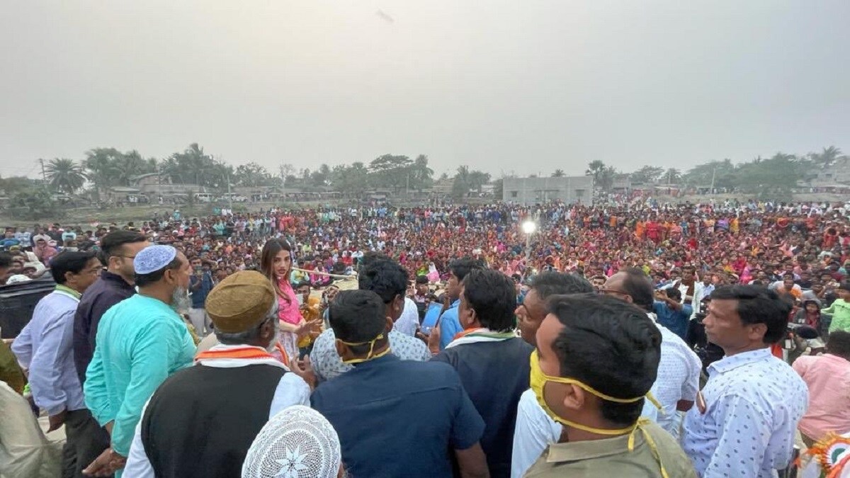 এর পর নুসরত এই সমস্ত ছবি তাঁর ট্যুইটারে শেয়ার করেন। মানুষের মনের মধ্যে ছড়িয়ে দিতে চাইছেন 'দিদির দূত'-এর বার্তা। photo source twitter এর পর নুসরত এই সমস্ত ছবি তাঁর ট্যুইটারে শেয়ার করেন। মানুষের মনের মধ্যে ছড়িয়ে দিতে চাইছেন 'দিদির দূত'-এর বার্তা। photo source twitter