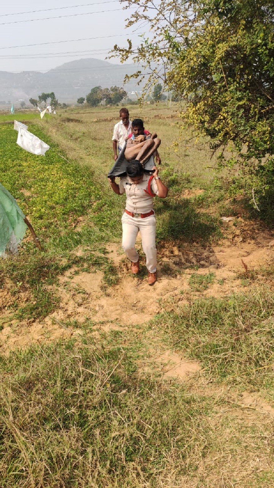 শীর্ষা শ্রীকাকুলামের কাশিবুগ্গা পুলিশ স্টেশনে কাজ করেন সাব ইন্সপেক্টরের৷ শীর্ষা খবর পান একজন পরিচয়বিহীণ বৃদ্ধ মৃত অবস্থায় পড়ে রয়েছে৷ সেখানে পৌঁছে শীর্ষা স্থানীয়দের অনুরোধ করেন যাতে মৃতদেহ সরিয়ে নিয়ে যাওয়া যায়৷ যখন কেউ সাহায্য করতে এগিয়ে আসছে না তখন ওই মহিলা পুলিশ কর্মী নিজের কাঁধে ওই বৃদ্ধের মৃতদেহ তুলে নেওয়ার ব্যবস্থা করেন৷ শীর্ষা শ্রীকাকুলামের কাশিবুগ্গা পুলিশ স্টেশনে কাজ করেন সাব ইন্সপেক্টরের৷ শীর্ষা খবর পান একজন পরিচয়বিহীণ বৃদ্ধ মৃত অবস্থায় পড়ে রয়েছে৷ সেখানে পৌঁছে শীর্ষা স্থানীয়দের অনুরোধ করেন যাতে মৃতদেহ সরিয়ে নিয়ে যাওয়া যায়৷ যখন কেউ সাহায্য করতে এগিয়ে আসছে না তখন ওই মহিলা পুলিশ কর্মী নিজের কাঁধে ওই বৃদ্ধের মৃতদেহ তুলে নেওয়ার ব্যবস্থা করেন৷