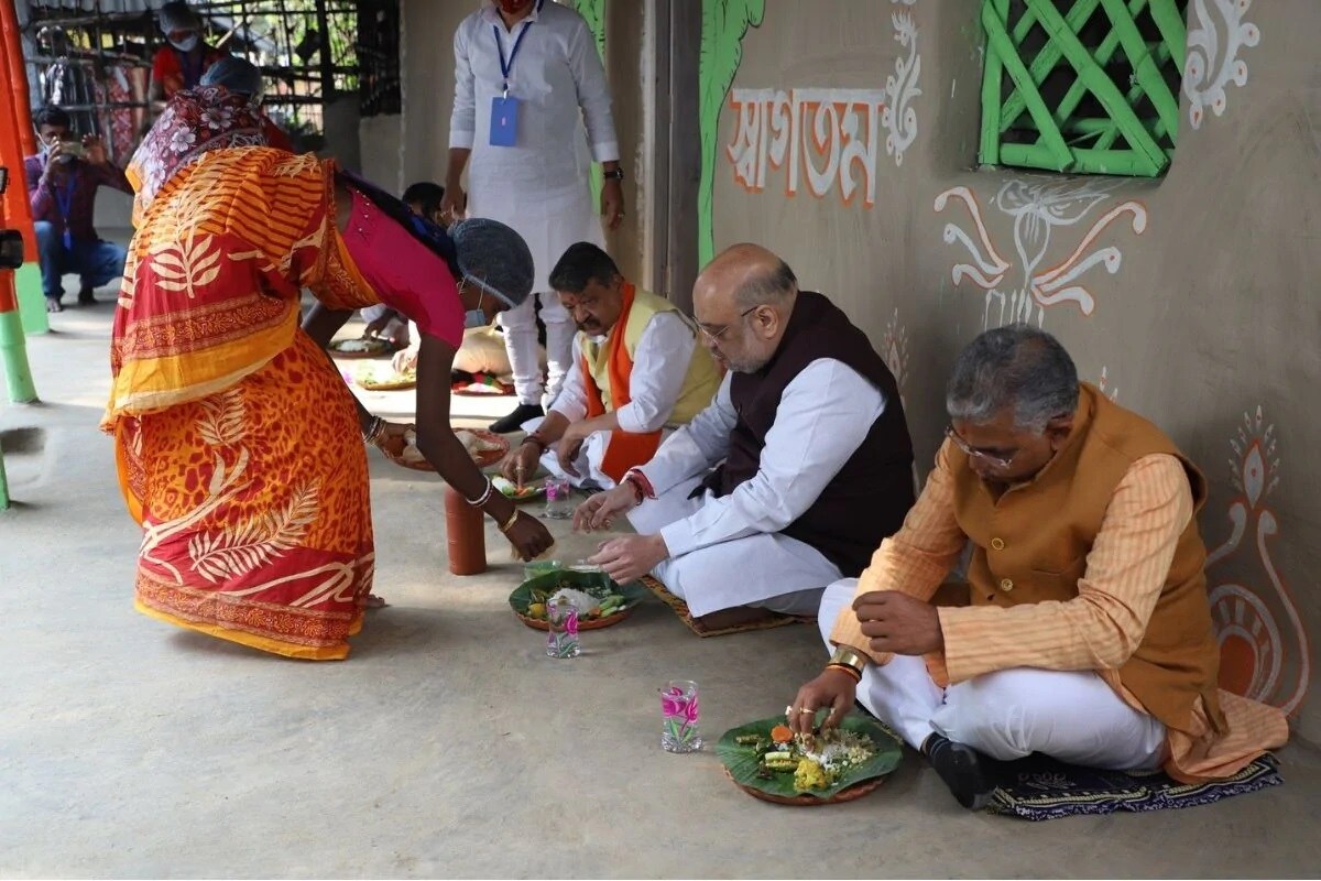 বঙ্গরাজনীতিতে অনেক নতুন ট্রেন্ডের জন্ম দিয়েছে বিজেপি। এ কথা অতিনিন্দুকও অস্বীকার করবে না। তার মধ্যে অন্যতম হল লাঞ্চপলিটিক্স। মাটির মানুষের সঙ্গে সম্পর্ক প্রতিষ্ঠায় বদ্ধ পরিকর দিল্লি থেকে বিজেপি নেতারা সাধারণত দুপুরের খাবারটা কোনও প্রান্তিক মানুষের বাড়িতে সারছেন, শিরোনাম হতেও দেরি হচ্ছে না, লাঞ্চ পলিটিক্স নিয়ে টিপ্পনীও কাটছে প্রতিপক্ষ। রাত পোহালেই রাজ্যে আসছেন অমিত শাহ, স্বাভাবিক ভাবেই এবারেও প্রশ্ন, কোথায় থাকবেন, কী খাবেন। এবার পাত পড়বে অনন্ত মহাাজের বাড়িতে। বঙ্গরাজনীতিতে অনেক নতুন ট্রেন্ডের জন্ম দিয়েছে বিজেপি। এ কথা অতিনিন্দুকও অস্বীকার করবে না। তার মধ্যে অন্যতম হল লাঞ্চপলিটিক্স। মাটির মানুষের সঙ্গে সম্পর্ক প্রতিষ্ঠায় বদ্ধ পরিকর দিল্লি থেকে বিজেপি নেতারা সাধারণত দুপুরের খাবারটা কোনও প্রান্তিক মানুষের বাড়িতে সারছেন, শিরোনাম হতেও দেরি হচ্ছে না, লাঞ্চ পলিটিক্স নিয়ে টিপ্পনীও কাটছে প্রতিপক্ষ। রাত পোহালেই রাজ্যে আসছেন অমিত শাহ, স্বাভাবিক ভাবেই এবারেও প্রশ্ন, কোথায় থাকবেন, কী খাবেন। এবার পাত পড়বে অনন্ত মহাাজের বাড়িতে।