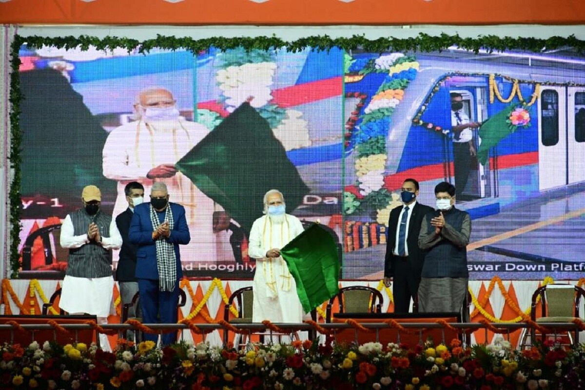 হুগলির সাহাগঞ্জে ডানলপ ময়দানের জনসভা থেকে থেকে ভার্চুয়ালি নোয়াপাড়া-দক্ষিণেশ্বর যাত্রার ফ্ল্যাগ-অফ করলেন প্রধানমন্ত্রী নরেন্দ্র মোদি৷ তাঁর বাঁ-দিকে রাজ্যপাল জগদীপ ধনখড় ও কেন্দ্রীয় মন্ত্রী বাবুল সুপ্রিয়৷ ডান দিকে কেন্দ্রীয় রেলমন্ত্রী পীযূষ গোয়েল৷ হুগলির সাহাগঞ্জে ডানলপ ময়দানের জনসভা থেকে থেকে ভার্চুয়ালি নোয়াপাড়া-দক্ষিণেশ্বর যাত্রার ফ্ল্যাগ-অফ করলেন প্রধানমন্ত্রী নরেন্দ্র মোদি৷ তাঁর বাঁ-দিকে রাজ্যপাল জগদীপ ধনখড় ও কেন্দ্রীয় মন্ত্রী বাবুল সুপ্রিয়৷ ডান দিকে কেন্দ্রীয় রেলমন্ত্রী পীযূষ গোয়েল৷