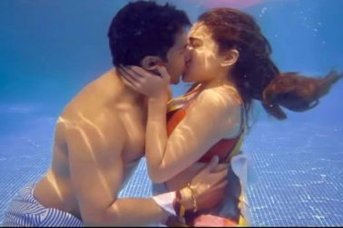 রিল ও রিয়েলের মধ্যে পার্থক্যটা বিস্তর। রিলে যা হয়, যেমন ভাবে হয়, যা দেখে আমরা সেলেবদের অনুকরণ করি, তার অনেকাংশই রিয়েল লাইফে হয় না। এই পার্থক্যটা অনেক ক্ষেত্রেই থাকে। বাদ যায় না চুম্বনের ক্ষেত্রেও। যে সেলেবকে সিলভার স্ক্রিনে দারুণ চুম্বনের দৃশ্যে দেখা যায়, ব্যক্তিগত জীবনে হয় তো বিষয়টা তেমন না! আর প্রথম চুম্বনের ক্ষেত্রে একেকজনের অভিজ্ঞতাও একেকরকম। আজ বিশ্ব চুম্বন দিবসে দেখে নেওয়া যাক তেমনই কিছু সেলেবের প্রথম চুম্বনের গল্প। জানা যাবে অনেক সিক্রেটও।বরুণ ধাওয়ান (Varun Dhawan)রিলে চুম্বনের ক্ষেত্রে বেশ স্মার্ট বরুণ ধাওয়ান। রিয়েলেও কিন্তু তাই। একটি সাক্ষাৎকারে অভিনেতা জানান, তিনি জীবনে প্রথমবার চুম্বন করেন ১৩ বছর বয়সে। যেই মেয়েটিকে তিনি চুম্বন করেছিলেন, তিনি বয়সে তাঁর থেকে ছোট। মেয়েটির বাড়ির পিছনেই জীবনের এই প্রথম অভিজ্ঞতা হয় তাঁর। এত কথা শুনে নিশ্চয় মনে হচ্ছে সেই মেয়েটি কে! কিন্তু মেয়েটির নাম প্রকাশ্যে আনেননি অভিনেতা। রিল ও রিয়েলের মধ্যে পার্থক্যটা বিস্তর। রিলে যা হয়, যেমন ভাবে হয়, যা দেখে আমরা সেলেবদের অনুকরণ করি, তার অনেকাংশই রিয়েল লাইফে হয় না। এই পার্থক্যটা অনেক ক্ষেত্রেই থাকে। বাদ যায় না চুম্বনের ক্ষেত্রেও। যে সেলেবকে সিলভার স্ক্রিনে দারুণ চুম্বনের দৃশ্যে দেখা যায়, ব্যক্তিগত জীবনে হয় তো বিষয়টা তেমন না! আর প্রথম চুম্বনের ক্ষেত্রে একেকজনের অভিজ্ঞতাও একেকরকম। আজ বিশ্ব চুম্বন দিবসে দেখে নেওয়া যাক তেমনই কিছু সেলেবের প্রথম চুম্বনের গল্প। জানা যাবে অনেক সিক্রেটও।বরুণ ধাওয়ান (Varun Dhawan)রিলে চুম্বনের ক্ষেত্রে বেশ স্মার্ট বরুণ ধাওয়ান। রিয়েলেও কিন্তু তাই। একটি সাক্ষাৎকারে অভিনেতা জানান, তিনি জীবনে প্রথমবার চুম্বন করেন ১৩ বছর বয়সে। যেই মেয়েটিকে তিনি চুম্বন করেছিলেন, তিনি বয়সে তাঁর থেকে ছোট। মেয়েটির বাড়ির পিছনেই জীবনের এই প্রথম অভিজ্ঞতা হয় তাঁর। এত কথা শুনে নিশ্চয় মনে হচ্ছে সেই মেয়েটি কে! কিন্তু মেয়েটির নাম প্রকাশ্যে আনেননি অভিনেতা।