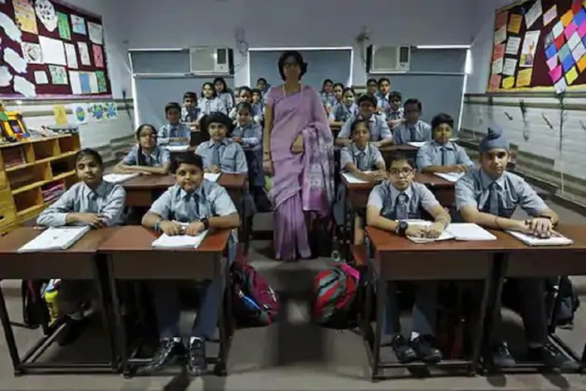 ১২ ফেব্রুয়ারি থেকে রাজ্যজুড়ে স্কুল চালু হবে।তবে সব শ্রেণীর নয়,নবম থেকে দ্বাদশ শ্রেণী পর্যন্ত স্কুলের ক্লাস হবে।ইতিমধ্যেই তা জানিয়েছেন শিক্ষামন্ত্রী পার্থ চট্টোপাধ্যায়। বৃহস্পতিবার ২৮পাতার গাইডলাইন জারি করেছে রাজ্য স্কুল শিক্ষা দফতর। মূলত গাইডলাইনে স্কুলগুলিকে কী ব্যবস্থা নিতে হবে, শিক্ষকদের কী দায়িত্ব থাকবে, প্রধান শিক্ষকদের কোন দায়িত্ব থাকবে, জেলা স্কুল বিদ্যালয় পরিদর্শকদের কী দায়িত্ব থাকবে, প্রশাসনের ভূমিকা কী হবে, সেই বিষয় নিয়ে বিস্তারিত ভাবে বলা হয়েছে। ১২ ফেব্রুয়ারি থেকে রাজ্যজুড়ে স্কুল চালু হবে।তবে সব শ্রেণীর নয়,নবম থেকে দ্বাদশ শ্রেণী পর্যন্ত স্কুলের ক্লাস হবে।ইতিমধ্যেই তা জানিয়েছেন শিক্ষামন্ত্রী পার্থ চট্টোপাধ্যায়। বৃহস্পতিবার ২৮পাতার গাইডলাইন জারি করেছে রাজ্য স্কুল শিক্ষা দফতর। মূলত গাইডলাইনে স্কুলগুলিকে কী ব্যবস্থা নিতে হবে, শিক্ষকদের কী দায়িত্ব থাকবে, প্রধান শিক্ষকদের কোন দায়িত্ব থাকবে, জেলা স্কুল বিদ্যালয় পরিদর্শকদের কী দায়িত্ব থাকবে, প্রশাসনের ভূমিকা কী হবে, সেই বিষয় নিয়ে বিস্তারিত ভাবে বলা হয়েছে।
