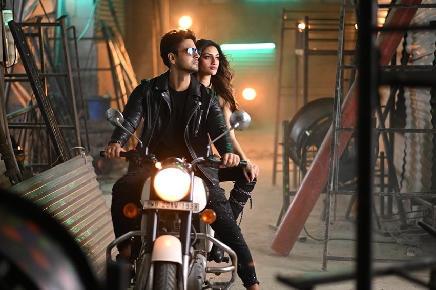 *অর্থাৎ যার বাংলা তর্জমা করলে দাঁড়ায়, 'ওঁর দীপ্তিতেই আমি উজ্জ্বল'। তবে এখানে এই 'HIS' ব্যক্তিত্বটি কে বা কাকে উদ্দেশ্য করে তাঁর এই পোস্ট, তা স্পষ্ট করেননি তিনি। ছবি: ইনস্টাগ্রাম। *অর্থাৎ যার বাংলা তর্জমা করলে দাঁড়ায়, 'ওঁর দীপ্তিতেই আমি উজ্জ্বল'। তবে এখানে এই 'HIS' ব্যক্তিত্বটি কে বা কাকে উদ্দেশ্য করে তাঁর এই পোস্ট, তা স্পষ্ট করেননি তিনি। ছবি: ইনস্টাগ্রাম।