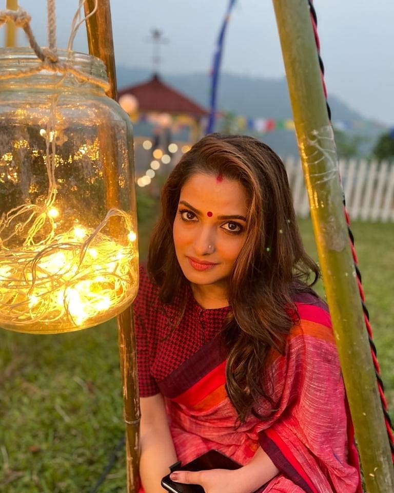 *এ দিকে, এ বারের এই ছবি তাঁর বিয়ের না হলেও, শোনা যাচ্ছে খুব তাড়াতাড়ি বিয়ে করবেন অভিনেত্রী তনুশ্রী। পাত্র ব্যবসায়ী। সে কথা সম্প্রতি একটি রিয়েলিটি গেম শো-তে মিমি, নুসরত এবং পায়েল সরকার এবং শো'য়ের সঞ্চালিকা রচনা বন্দ্যোপাধ্যায়ের জোরাজুরিতে বলতে শোনা গিয়েছে তাঁকে। তবে কবে ঠিক বিয়ে করবেন অভিনেত্রী, তা প্রকাশ করেননি। ছবি: ইনস্টাগ্রাম। *এ দিকে, এ বারের এই ছবি তাঁর বিয়ের না হলেও, শোনা যাচ্ছে খুব তাড়াতাড়ি বিয়ে করবেন অভিনেত্রী তনুশ্রী। পাত্র ব্যবসায়ী। সে কথা সম্প্রতি একটি রিয়েলিটি গেম শো-তে মিমি, নুসরত এবং পায়েল সরকার এবং শো'য়ের সঞ্চালিকা রচনা বন্দ্যোপাধ্যায়ের জোরাজুরিতে বলতে শোনা গিয়েছে তাঁকে। তবে কবে ঠিক বিয়ে করবেন অভিনেত্রী, তা প্রকাশ করেননি। ছবি: ইনস্টাগ্রাম।