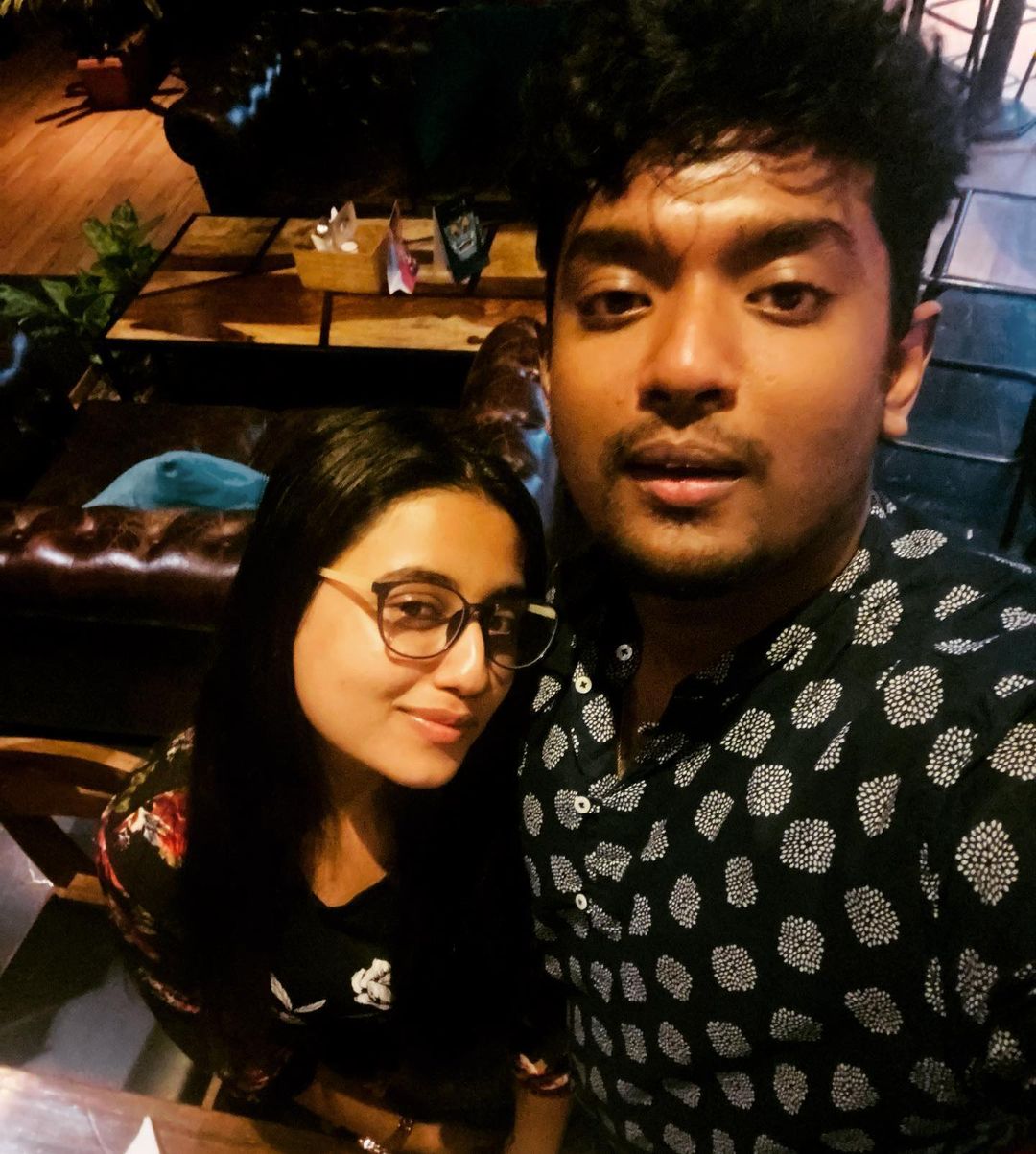 *ফলে এখন থেকে আর শুধুই বন্ধু নন শোভন-স্বস্তিকা, বন্ধুত্বের পাশাপাশি, এবার থেকে অফিসিয়্যাল কাপলের তালিকায় নাম যোগ হল তাঁদের নাম। তা নিয়ে যদিও স্বস্তিকা একটি সংবাদ মাধ্যমকে জানিয়েছেন, সে ভাবে প্রেম বা I LoveYou বলা নয়, বরং পাশে আছি, পাশে থাকব...এটাই তাঁদের বিশ্বাস। ছবি: ইনস্টাগ্রাম। *ফলে এখন থেকে আর শুধুই বন্ধু নন শোভন-স্বস্তিকা, বন্ধুত্বের পাশাপাশি, এবার থেকে অফিসিয়্যাল কাপলের তালিকায় নাম যোগ হল তাঁদের নাম। তা নিয়ে যদিও স্বস্তিকা একটি সংবাদ মাধ্যমকে জানিয়েছেন, সে ভাবে প্রেম বা I LoveYou বলা নয়, বরং পাশে আছি, পাশে থাকব...এটাই তাঁদের বিশ্বাস। ছবি: ইনস্টাগ্রাম।