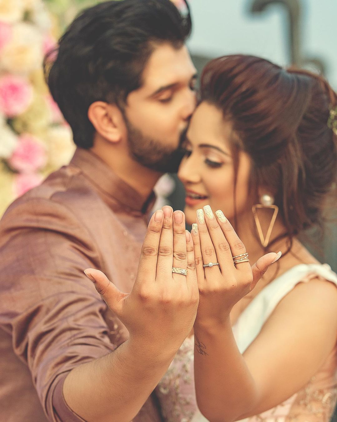 টলিউডের প্রবল জনপ্রিয় জুটি নীল ভট্টাচার্য এবং তৃণা সাহা। তাই 'কৃষ্ণকলি'র নিখিলের সঙ্গে 'খড়কুটো'র গুনগুনের বিয়ের দেখতে তাই মুখিয়ে রয়েছেন অনুরাগীরা। ছবি: ইনস্টাগ্রাম। টলিউডের প্রবল জনপ্রিয় জুটি নীল ভট্টাচার্য এবং তৃণা সাহা। তাই 'কৃষ্ণকলি'র নিখিলের সঙ্গে 'খড়কুটো'র গুনগুনের বিয়ের দেখতে তাই মুখিয়ে রয়েছেন অনুরাগীরা। ছবি: ইনস্টাগ্রাম।