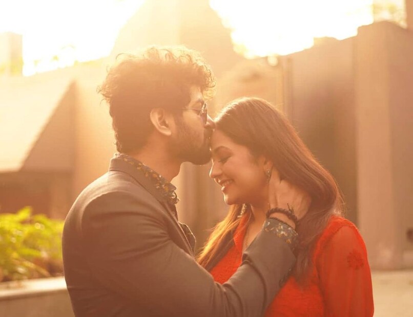*প্রসঙ্গত, আয়ুষী তেন্ডুলরের সঙ্গে একটি ছবির কাজ শেষ করে ফেলেছেন অভিনেতা ওম সাহানি। অন্যদিকে মিমি টেলিভিশনের বেশ পরিচিত মুখ। ধারাবাহিক 'গোপাল ভাঁড়', 'জয়ী', 'ভূতু' সহ একাধিক সিরিয়ালে দেখা গিয়েছে মিমি দত্তকে।  ছবি: ইনস্টাগ্রাম।