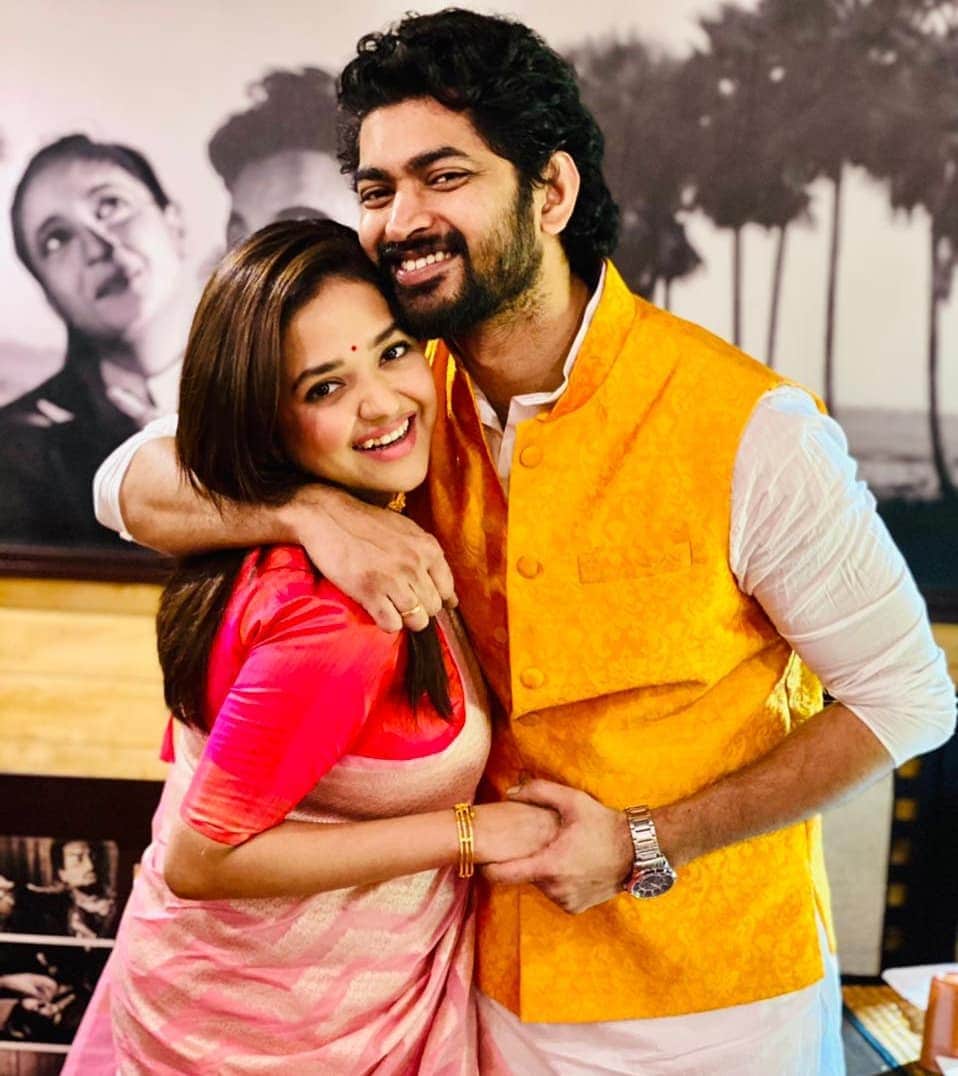 *আইবুড়োভাতে মিমি পড়েছিলেন লাল শাড়ি। সঙ্গে সোনায় গয়নায় তাঁকে মানিয়েছিল বেশ। ছবি: ইনস্টাগ্রাম। *আইবুড়োভাতে মিমি পড়েছিলেন লাল শাড়ি। সঙ্গে সোনায় গয়নায় তাঁকে মানিয়েছিল বেশ। ছবি: ইনস্টাগ্রাম।