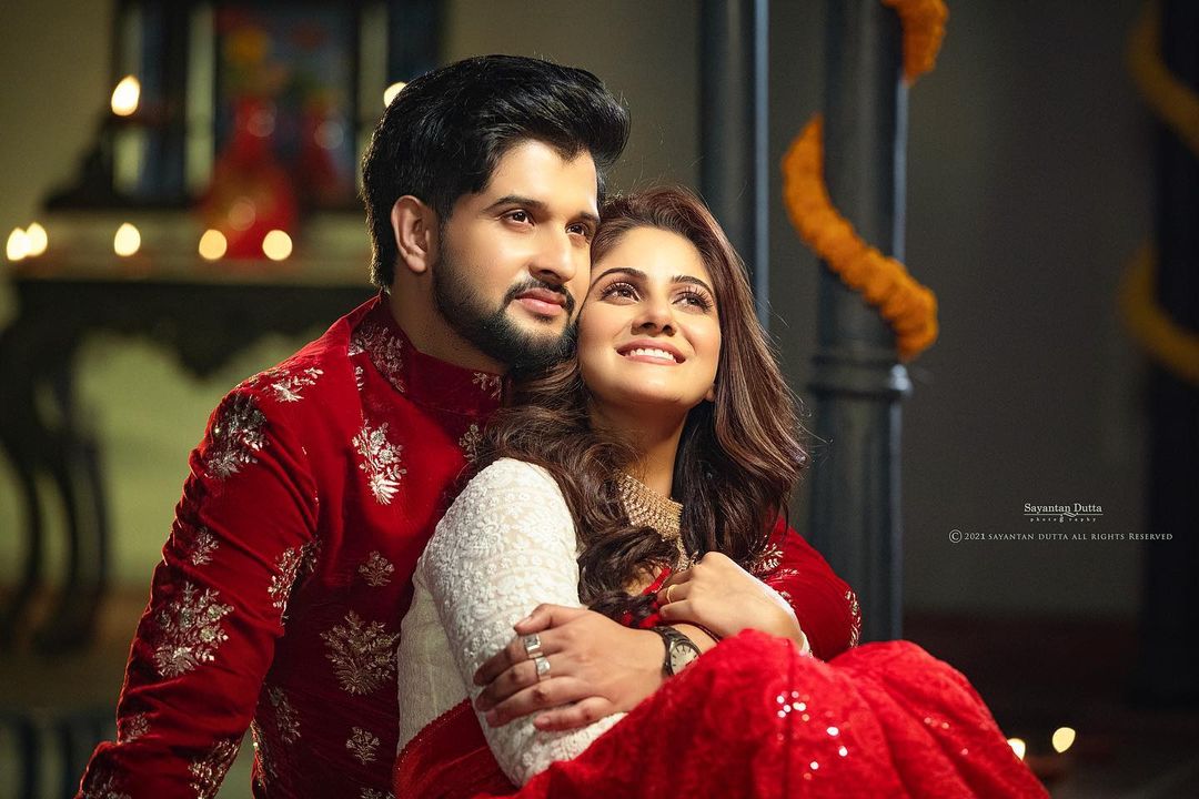 *অভিনেতা নীল ভট্টাচার্যের সঙ্গে দীর্ঘ দশ বছরের সম্পর্ক। জানুয়ারিতে বাগদান পর্ব সেরেছেন দু'জনে। আজ তাঁদের সামাজিক বিয়ের অনুষ্ঠান। *অভিনেতা নীল ভট্টাচার্যের সঙ্গে দীর্ঘ দশ বছরের সম্পর্ক। জানুয়ারিতে বাগদান পর্ব সেরেছেন দু'জনে। আজ তাঁদের সামাজিক বিয়ের অনুষ্ঠান।