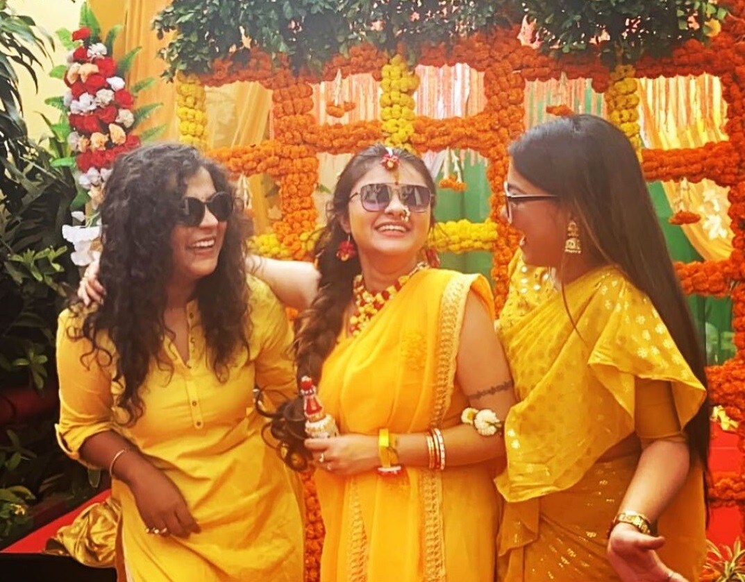 • বেশ কিছুদিন ধরেই সোশ্যাল মিডিয়ায় একের পর এক উঠে আসছিল সোহিনীর ব্রাইড স্কোয়াডের একাধিক ছবি । ব্যাচেলরেট থেকে শুরু করে হলদি...সবেতেই সোহিনীর বান্ধবীরা মাতিয়ে তুলেছিলেন । • বেশ কিছুদিন ধরেই সোশ্যাল মিডিয়ায় একের পর এক উঠে আসছিল সোহিনীর ব্রাইড স্কোয়াডের একাধিক ছবি । ব্যাচেলরেট থেকে শুরু করে হলদি...সবেতেই সোহিনীর বান্ধবীরা মাতিয়ে তুলেছিলেন ।