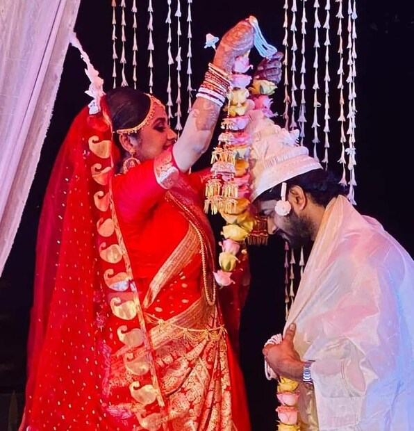 • ঠিক যেন সিনেমার মতো । ‘ব্রহ্মা জানেন গোপন কম্মটি’ সিনেমাটা তো অনেকেই দেখেছিলেন । রাজ্যের প্রথম মহিলা পুরোহিত নন্দিনী ভৌমিকের জীবনের উপর আধারিত ছিল ছবিটি । মুখ্য ভূমিকায় ছিলেন ঋতাভরী চক্রবর্তী । সেই নন্দিনী ভৌমিকই বিয়ে দিলেন ওম-মিমি’র ।