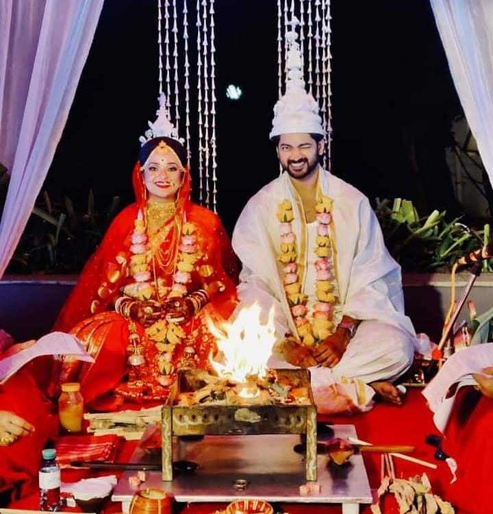 • বিয়েতে টুকটুকে লাল বেনারসিতে সাজলেন মিমি। গা ভর্তি সোনার গহনা। টোপর মাথায় দিয়ে ছাতনা তলায় হাজির ওম । গানের তালে, সুরের ছন্দে, বিশুদ্ধ মন্ত্রচ্চারণের আবেশে একসঙ্গে পথচলার শপথ নিলেন ওম মিমি। • বিয়েতে টুকটুকে লাল বেনারসিতে সাজলেন মিমি। গা ভর্তি সোনার গহনা। টোপর মাথায় দিয়ে ছাতনা তলায় হাজির ওম । গানের তালে, সুরের ছন্দে, বিশুদ্ধ মন্ত্রচ্চারণের আবেশে একসঙ্গে পথচলার শপথ নিলেন ওম মিমি।