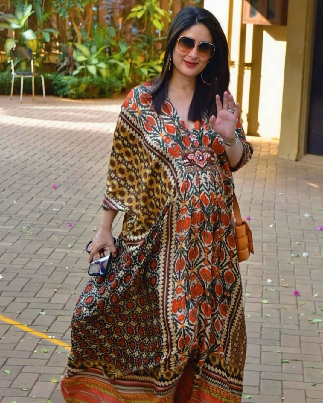 *১৫ ফেব্রুয়ারি রাতে রণধীর কাপুরের ৭৪ তম জন্মদিন ছিল। সেদিন রাতে করিনাকে দেখা যায় রণধীরের বাড়িতে যেতে। সেদিন রাতের পরে করিনাকে আর বাড়ির বাইরে দেখা যায়নি। ছবি: ইনস্টাগ্রাম। *১৫ ফেব্রুয়ারি রাতে রণধীর কাপুরের ৭৪ তম জন্মদিন ছিল। সেদিন রাতে করিনাকে দেখা যায় রণধীরের বাড়িতে যেতে। সেদিন রাতের পরে করিনাকে আর বাড়ির বাইরে দেখা যায়নি। ছবি: ইনস্টাগ্রাম।