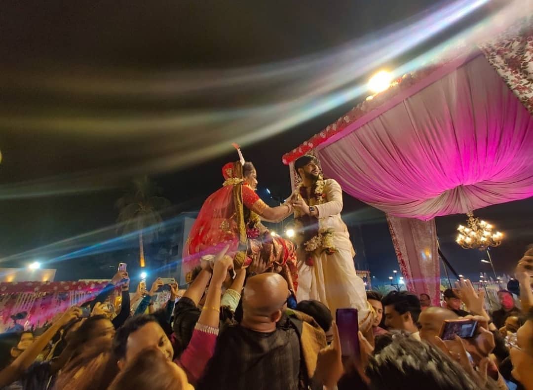 • জমকালো ছিল সেই বিযের অনুষ্ঠান । ১১ বছরের অপেক্ষার পর অবশেষে পরিণতি পেয়েছে নীল-তৃণার সম্পর্ক। অগ্নিসাক্ষী করে সাত পাকে বাঁধা পড়েছেন ‘তৃনীল’। • জমকালো ছিল সেই বিযের অনুষ্ঠান । ১১ বছরের অপেক্ষার পর অবশেষে পরিণতি পেয়েছে নীল-তৃণার সম্পর্ক। অগ্নিসাক্ষী করে সাত পাকে বাঁধা পড়েছেন ‘তৃনীল’।