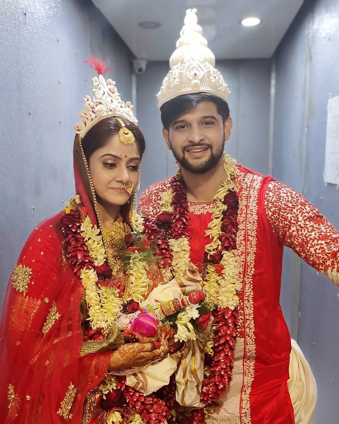 • স্ত্রী’কে নিয়ে নিজের বাড়িতে ঢুকলেন নীল । আচার মেনে সমস্ত নিয়মকানুন পালিত হল । বরণ করলেন নীলের মা রোজি ভট্টাচার্য্য । আলতা পায়ের ছাপ দিয়ে বাড়িতে এল লক্ষ্মী । ছবি: ইনস্টাগ্রাম। • স্ত্রী’কে নিয়ে নিজের বাড়িতে ঢুকলেন নীল । আচার মেনে সমস্ত নিয়মকানুন পালিত হল । বরণ করলেন নীলের মা রোজি ভট্টাচার্য্য । আলতা পায়ের ছাপ দিয়ে বাড়িতে এল লক্ষ্মী । ছবি: ইনস্টাগ্রাম।