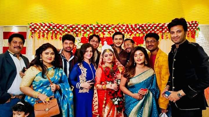 • আর সেই বিয়ে উপলক্ষে রিল লাইফের স্ত্রী’র আমন্ত্রণে অনুষ্ঠান বাড়িতে পৌঁছে গেলেন স্বয়ং গঙ্গারামও । জমিয়ে মজা করলেন, সেলফি তুললেন, খেলেন কব্জি ডুবিয়ে । • আর সেই বিয়ে উপলক্ষে রিল লাইফের স্ত্রী’র আমন্ত্রণে অনুষ্ঠান বাড়িতে পৌঁছে গেলেন স্বয়ং গঙ্গারামও । জমিয়ে মজা করলেন, সেলফি তুললেন, খেলেন কব্জি ডুবিয়ে ।