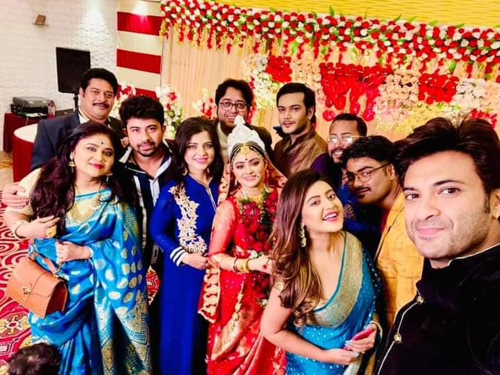 • অন্যদিকে, সম্রাট মুখোখ্যায়-সহ আরও অনেক টি-টাউনের চেনাজেনা মুখের ভিড়ে গমগম করছিল সোহিনীর বিয়েবাড়ি ।• লাল টুকটুকে বেনারসী, ভারী সোনার গয়না, শোলার মুকুট আর গোলাপের মালায় সজ্জিত সোহিনীকে দেখতে লাগছিল অনবদ্য । • অন্যদিকে, সম্রাট মুখোখ্যায়-সহ আরও অনেক টি-টাউনের চেনাজেনা মুখের ভিড়ে গমগম করছিল সোহিনীর বিয়েবাড়ি ।• লাল টুকটুকে বেনারসী, ভারী সোনার গয়না, শোলার মুকুট আর গোলাপের মালায় সজ্জিত সোহিনীকে দেখতে লাগছিল অনবদ্য ।