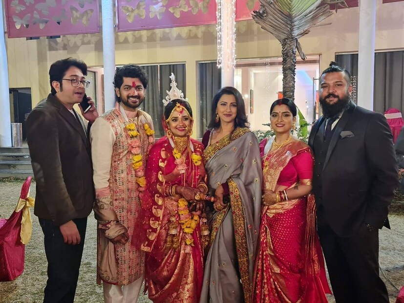 • গত বছরের শেষেই আইনি বিয়ে সেরে ফেলেছিলেন ওম-মিমি । তার মাস খানেকের মধ্যেই বিয়ে । গত এক মাস ধরে চুটিয়ে আইবুড়ো ভাত খেয়েছেন, আর ব্যাচেলর্স পার্টিতে নেচেছেন ওম-মিমি । অবশেষে চার হাত এক হয়ে গেল টলিউডের এই দুই মিষ্টি লভবার্ডসের । 