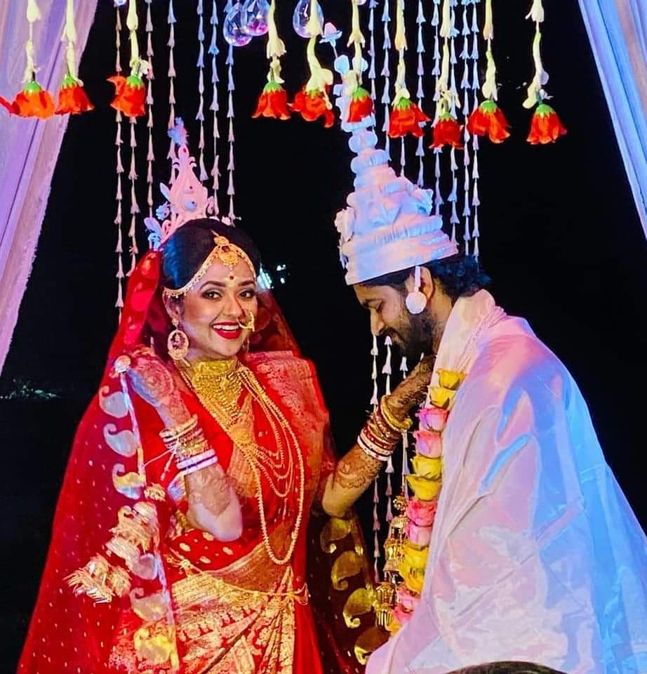 • দিন কয়েক আগেই টলিউডের আরও এক তারকা জুটি সাতপাকে বাঁধা পরেছিলেন । দেবলীনা কুমার ও গৌরব চট্টোপাধ্যায় । সেই বিয়েতেও হয়নি কন্যাদান। • দিন কয়েক আগেই টলিউডের আরও এক তারকা জুটি সাতপাকে বাঁধা পরেছিলেন । দেবলীনা কুমার ও গৌরব চট্টোপাধ্যায় । সেই বিয়েতেও হয়নি কন্যাদান।