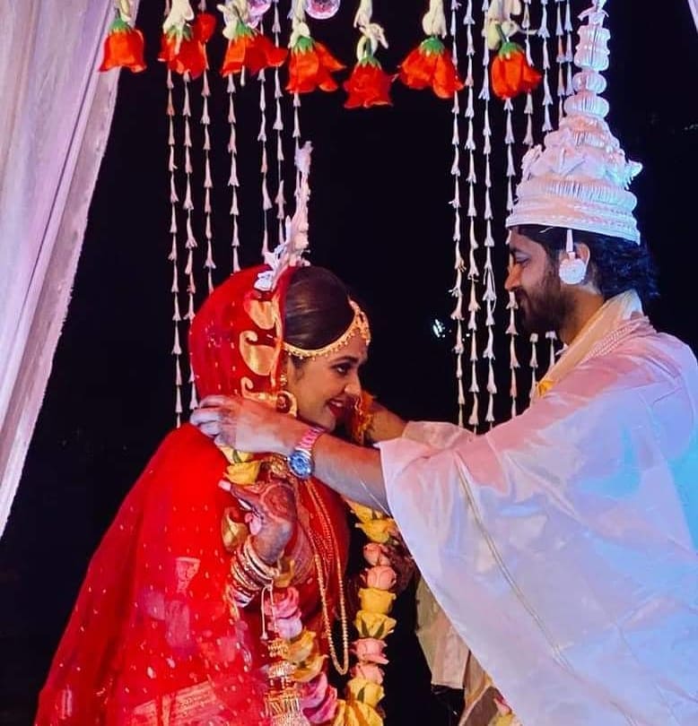 • ২০১১ -এ পরিচয় হয়েছিল ওম সাহানি ও মিমি দত্তের। রূপসী বাংলার ধারাবাহিক 'আলোর বাসা'-এ কাজ করতে গিয়ে তাঁদের আলাপ। ধারাবাহিক শেষ হওয়ার পর দীর্ঘদিন ধরে দু'জনের মধ্যে কোনও যোগাযোগ ছিল না। ২০১৭ সালে ফের দেখা হয় দু'জনের। সময়ের সঙ্গে ধীরে ধীরে বন্ধুত্ব থেকে প্রেম। • ২০১১ -এ পরিচয় হয়েছিল ওম সাহানি ও মিমি দত্তের। রূপসী বাংলার ধারাবাহিক 'আলোর বাসা'-এ কাজ করতে গিয়ে তাঁদের আলাপ। ধারাবাহিক শেষ হওয়ার পর দীর্ঘদিন ধরে দু'জনের মধ্যে কোনও যোগাযোগ ছিল না। ২০১৭ সালে ফের দেখা হয় দু'জনের। সময়ের সঙ্গে ধীরে ধীরে বন্ধুত্ব থেকে প্রেম।