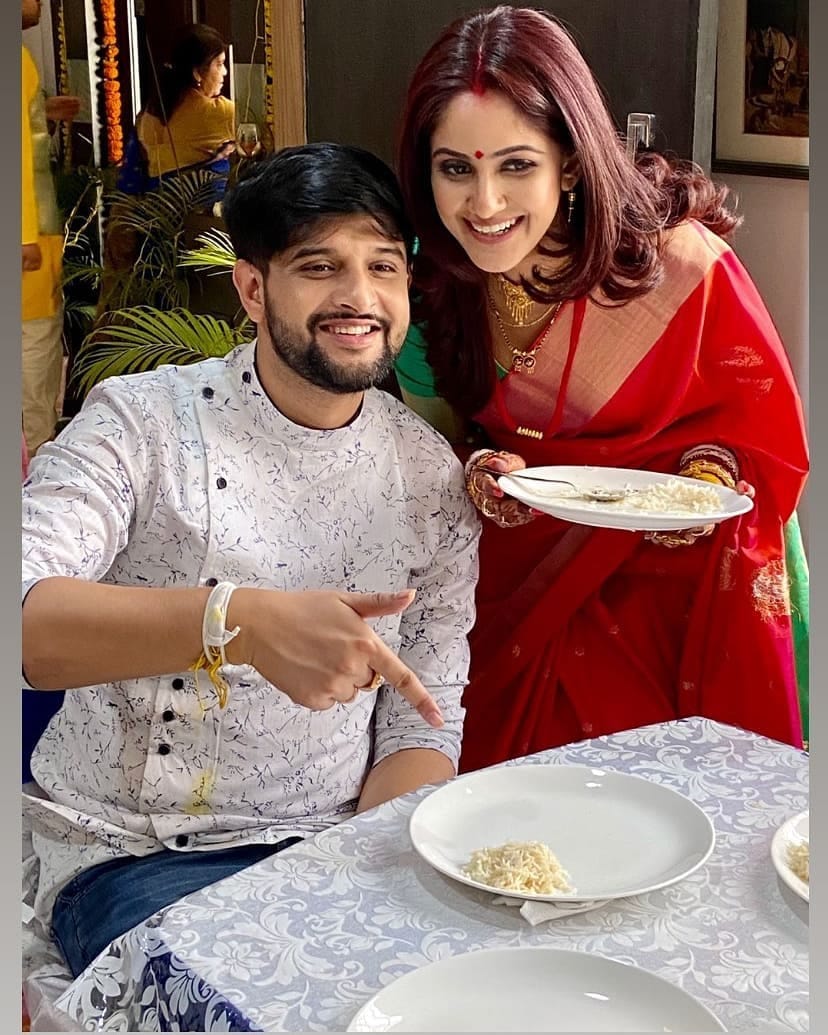 • শুধু তাই নয়, ফুলসজ্জার সন্ধ্যার একটি ভিডিও এখন সোশ্যাল মিডিয়ার 'হট কেক'। যেখানে তৃণাকে 'টুম্পা সোনা' গানে তুমুল নাচতে দেখা গিয়েছ। তবে ভিডিওতে অন্যান্য বন্ধুদের দেখা গেলে নীলকে দেখা যায়নি। এমনিতে তৃণার নাচের কথা কারও অজানা নয়। ছবি: ইনস্টাগ্রাম। • শুধু তাই নয়, ফুলসজ্জার সন্ধ্যার একটি ভিডিও এখন সোশ্যাল মিডিয়ার 'হট কেক'। যেখানে তৃণাকে 'টুম্পা সোনা' গানে তুমুল নাচতে দেখা গিয়েছ। তবে ভিডিওতে অন্যান্য বন্ধুদের দেখা গেলে নীলকে দেখা যায়নি। এমনিতে তৃণার নাচের কথা কারও অজানা নয়। ছবি: ইনস্টাগ্রাম।