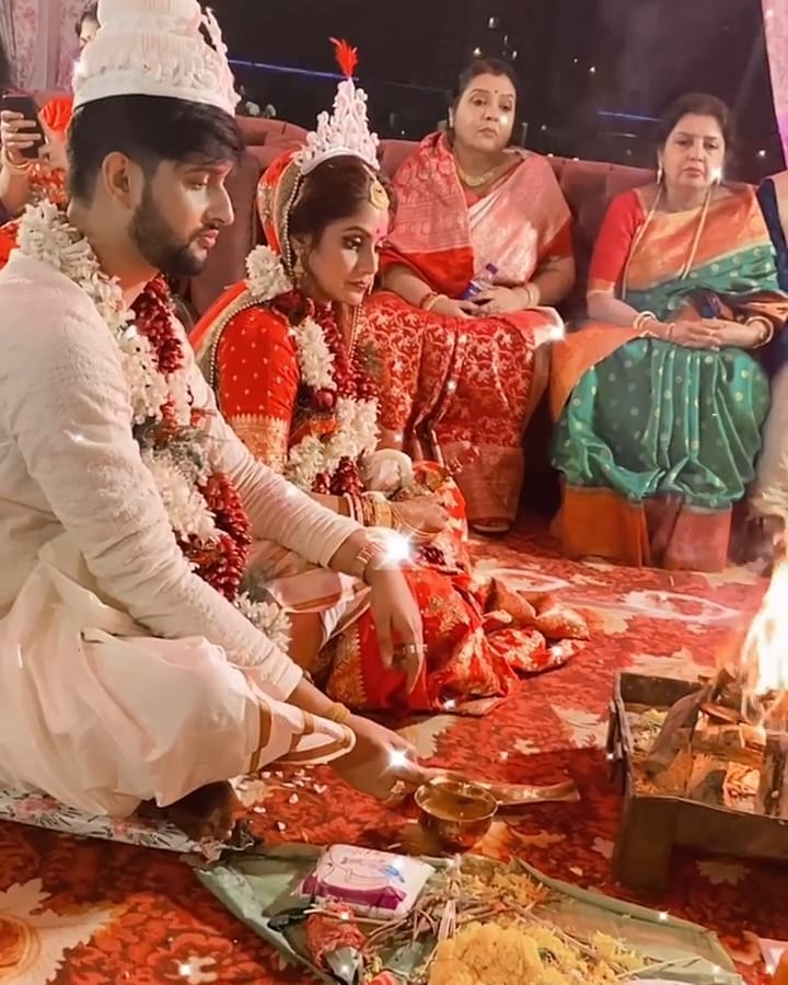 *শুধু বিয়ের দিন নয়। বিয়ের আগেও একাধিক চমক ছিল জুটির বিয়ের শপিং থেকে ব্যাচেলরেট পার্টির সময়। বাগদান পড়বে আংটি উড়ে এসেছিল ড্রোনে। ফলে বিয়েতে যে একের পর এক চমক থাকবে তা অনুমান করাই যাচ্ছিল। ছবি: ইনস্টাগ্রাম। *শুধু বিয়ের দিন নয়। বিয়ের আগেও একাধিক চমক ছিল জুটির বিয়ের শপিং থেকে ব্যাচেলরেট পার্টির সময়। বাগদান পড়বে আংটি উড়ে এসেছিল ড্রোনে। ফলে বিয়েতে যে একের পর এক চমক থাকবে তা অনুমান করাই যাচ্ছিল। ছবি: ইনস্টাগ্রাম।