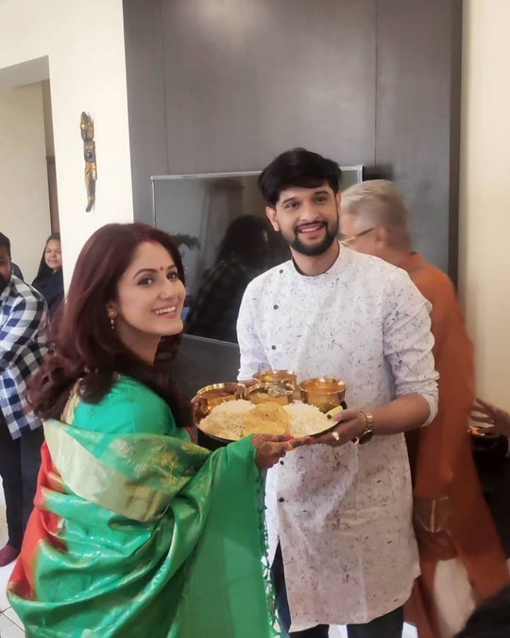 *৬ ফেব্রুয়ারি ছিল নীল এবং তৃণার বউভাত। সেদিন তৃণা লাল শাড়িতে কোমর বেঁধে ঘি-ভাত পরিবেশন করেছেন পরিবারের সদস্যদের। রাতে বন্ধুদের নিয়ে হয়েছে জমাটি আড্ডা। সেখানে শ্বশুরবাড়ির সদস্যদের সামনেই 'টুম্পা সোনা'য় চলেছে উদ্দাম চান। সেই ভিডিও এখন সোশ্যাল মিডিয়ায় ভাইরাল। ছবি: ইনস্টাগ্রাম। *৬ ফেব্রুয়ারি ছিল নীল এবং তৃণার বউভাত। সেদিন তৃণা লাল শাড়িতে কোমর বেঁধে ঘি-ভাত পরিবেশন করেছেন পরিবারের সদস্যদের। রাতে বন্ধুদের নিয়ে হয়েছে জমাটি আড্ডা। সেখানে শ্বশুরবাড়ির সদস্যদের সামনেই 'টুম্পা সোনা'য় চলেছে উদ্দাম চান। সেই ভিডিও এখন সোশ্যাল মিডিয়ায় ভাইরাল। ছবি: ইনস্টাগ্রাম।