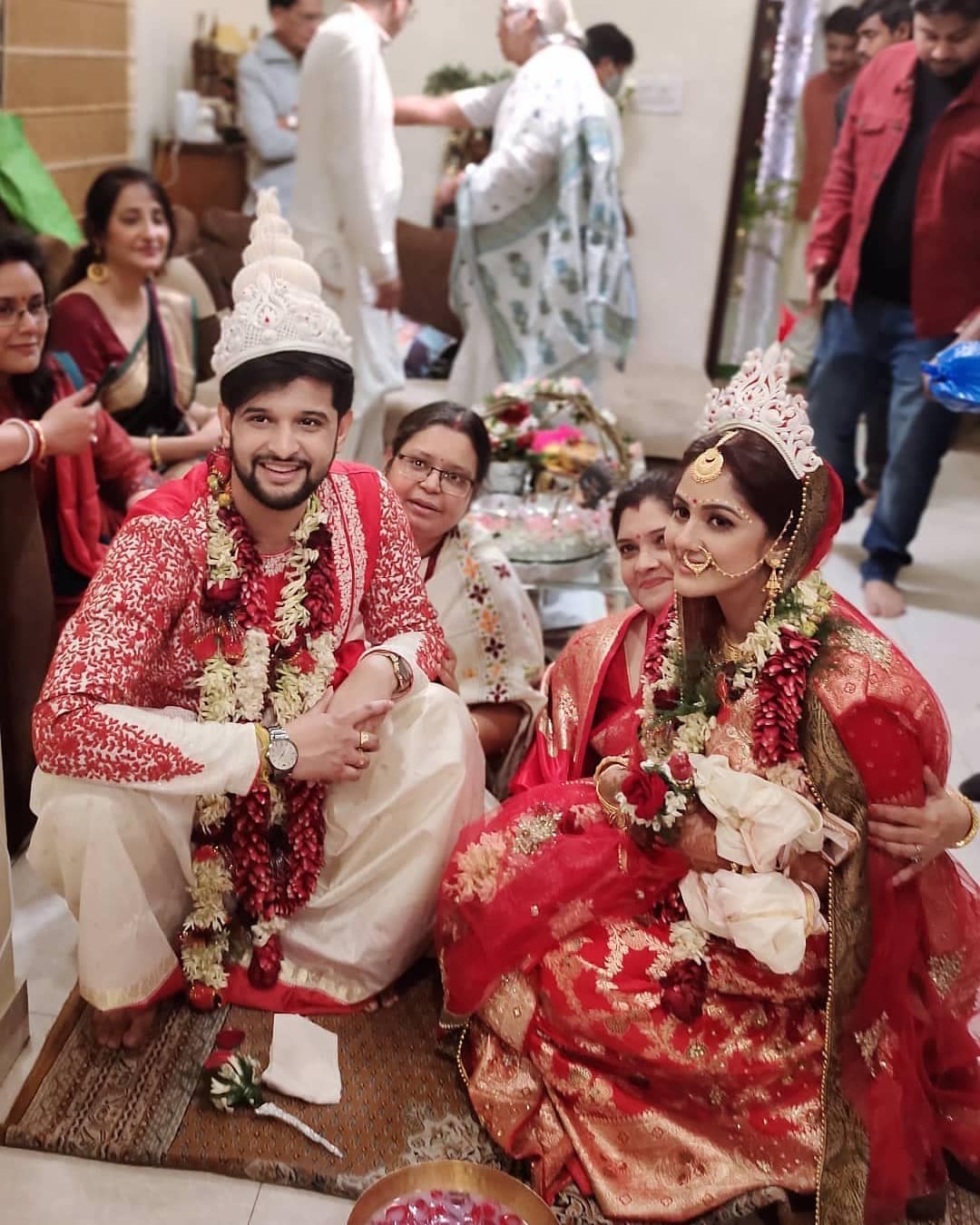 • আর নতুন বাড়িতে গিয়েই সকলের নয়নের মণি হয়ে উঠেছেন মিসেস ভট্টাচার্য্য । নায়িকাকে আদর-আপ্যায়ণের কোনও ত্রুটি রাখছেন না শ্বশুর-শাশুড়ি । ছবি: ইনস্টাগ্রাম। • আর নতুন বাড়িতে গিয়েই সকলের নয়নের মণি হয়ে উঠেছেন মিসেস ভট্টাচার্য্য । নায়িকাকে আদর-আপ্যায়ণের কোনও ত্রুটি রাখছেন না শ্বশুর-শাশুড়ি । ছবি: ইনস্টাগ্রাম।