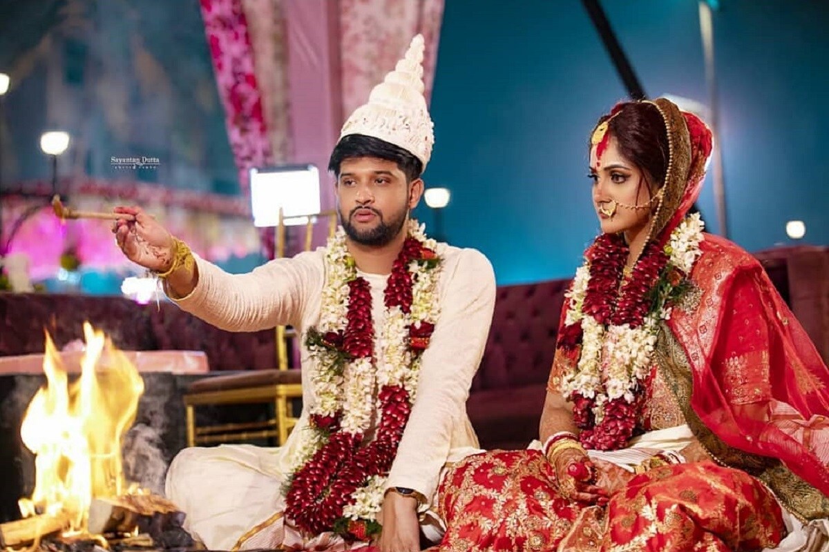 • ৪ ফেব্রুয়ারি, বৃহস্পতিবার সন্ধ্যায় দক্ষিণ কলকাতার একটি ক্লাবে বসেছিল জমকালো বিয়ের আসর। হৈচৈ, নাচাগানা, কব্জি ডুবিয়ে খাওয়া, চোখ ধাঁধানো সাজ, ডেকরেশন, মুখ্যমন্ত্রীর উপস্থিতি, টাকা ওড়ানো, বিনোদনের রসদ....কোনওটাই কম ছিল না । চলতি মরশুমে একটা বিয়ে দেখল বটে কলকাতা । • ৪ ফেব্রুয়ারি, বৃহস্পতিবার সন্ধ্যায় দক্ষিণ কলকাতার একটি ক্লাবে বসেছিল জমকালো বিয়ের আসর। হৈচৈ, নাচাগানা, কব্জি ডুবিয়ে খাওয়া, চোখ ধাঁধানো সাজ, ডেকরেশন, মুখ্যমন্ত্রীর উপস্থিতি, টাকা ওড়ানো, বিনোদনের রসদ....কোনওটাই কম ছিল না । চলতি মরশুমে একটা বিয়ে দেখল বটে কলকাতা ।