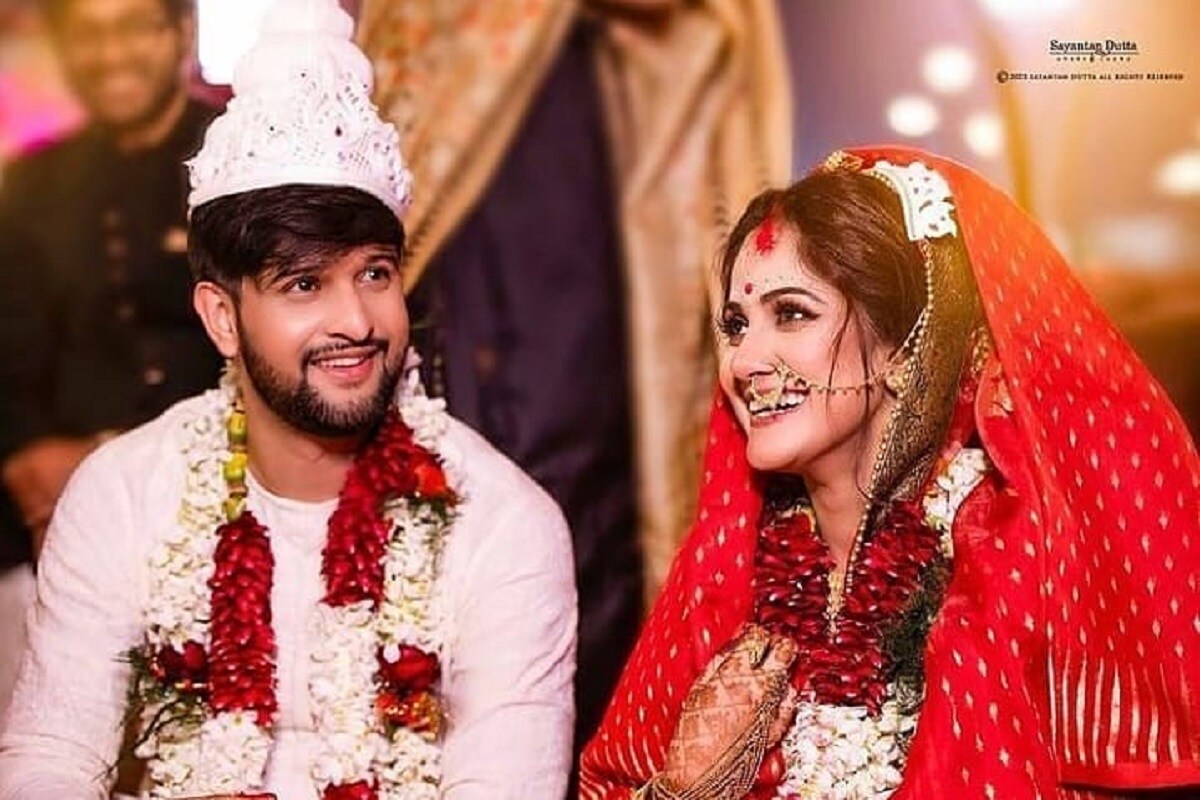 • ৪ ফেব্রুয়ারি ছিল সেই রাজকীয় বিয়ের পর্ব । সাত পাকে বাঁধা পড়লেন টেলিভিশনের জনপ্রিয় জুটি নীল ভট্টাচার্য্য এবং তৃণা সাহা । একজন ‘কৃষ্ণকলি’র নিখিল, অন্যজন ‘খড়কুটো’র গুনগুন । দু’জনেই দর্শকদের কাছে ব্যাপক জনপ্রিয় । রিল লাইফ ছেড়ে এ বার রিয়েল লাইফেই সাত পাকে বাঁধা পড়লেন তাঁরা । • ৪ ফেব্রুয়ারি ছিল সেই রাজকীয় বিয়ের পর্ব । সাত পাকে বাঁধা পড়লেন টেলিভিশনের জনপ্রিয় জুটি নীল ভট্টাচার্য্য এবং তৃণা সাহা । একজন ‘কৃষ্ণকলি’র নিখিল, অন্যজন ‘খড়কুটো’র গুনগুন । দু’জনেই দর্শকদের কাছে ব্যাপক জনপ্রিয় । রিল লাইফ ছেড়ে এ বার রিয়েল লাইফেই সাত পাকে বাঁধা পড়লেন তাঁরা ।