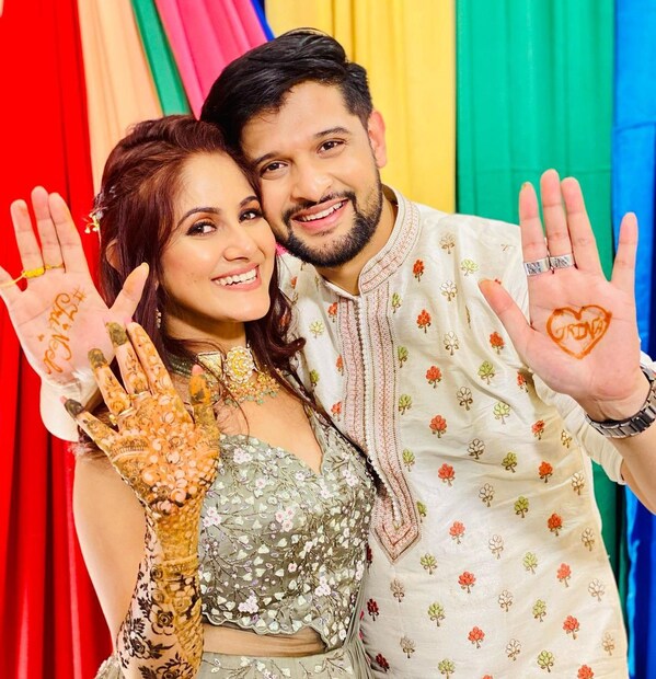  *মেহেন্দিতে তৃণা পরেছিলেন অ্যাশ লেহেঙ্গা। সাদা ফ্লোরাল প্রিন্টের পাঞ্জাবি আর পাজামা পরেছিলেন নীল। তৃণার পাশাপাশি স্ত্রীর নাম নিজের হাতে মেহেন্দিতে ফুটিয়ে তুলেছেন নীল। ছবি: ইনস্টাগ্রাম।
