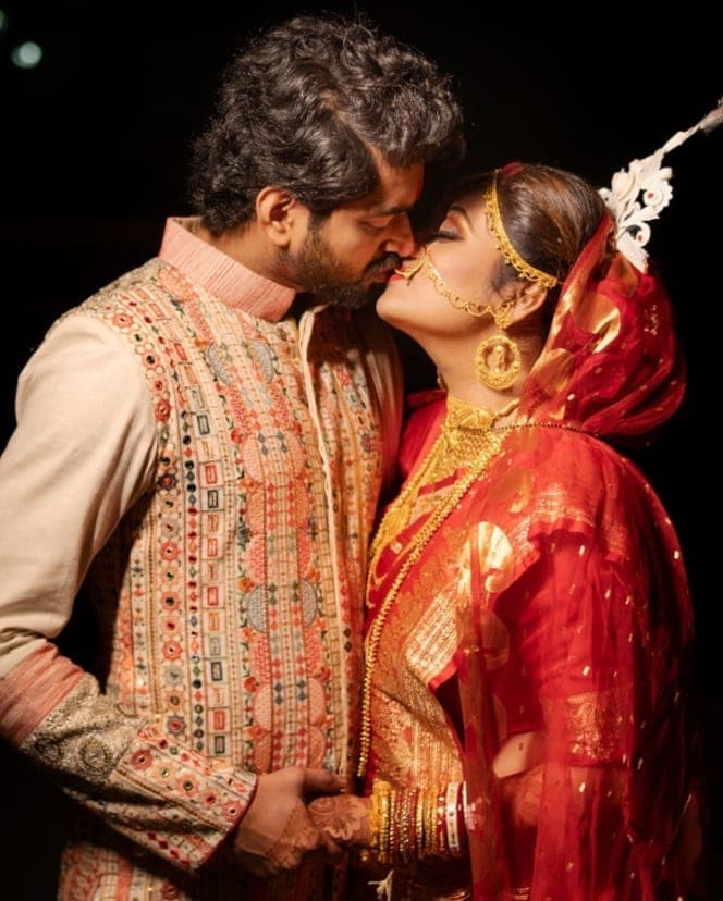 • সম্প্রতি সেই ছবিটিই পোস্ট করলেন মিমি দত্ত । নিজের ইনস্টা হ্যান্ডেলে নিজের বিয়ের একটি ছবি পোস্ট করেন নায়িকা । সিঁদুরদানের পর যেখানে নিজে হাতে করে স্বামী ওমকেও সিঁদুর পরিয়ে দিচ্ছেন তিনি । • সম্প্রতি সেই ছবিটিই পোস্ট করলেন মিমি দত্ত । নিজের ইনস্টা হ্যান্ডেলে নিজের বিয়ের একটি ছবি পোস্ট করেন নায়িকা । সিঁদুরদানের পর যেখানে নিজে হাতে করে স্বামী ওমকেও সিঁদুর পরিয়ে দিচ্ছেন তিনি ।