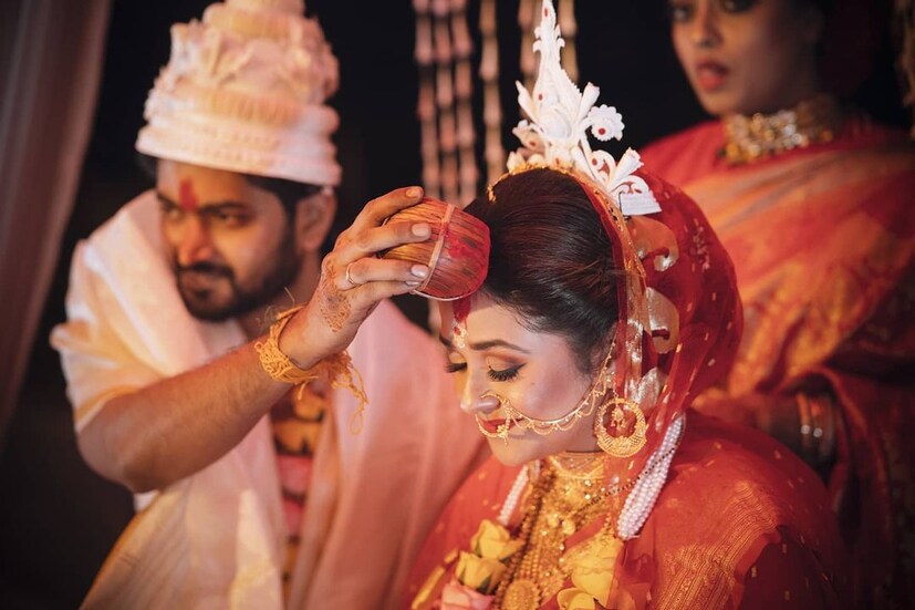 • বিয়েতে টুকটুকে লাল বেনারসিতে সেজেছিলেন মিমি। গা ভর্তি সোনার গয়না। টোপর মাথায় দিয়ে ছাতনা তলায় হাজির ওম । গানের তালে, সুরের ছন্দে, বিশুদ্ধ মন্ত্রচ্চারণের আবেশে একসঙ্গে পথচলার শপথ নিলেন ওম মিমি।
